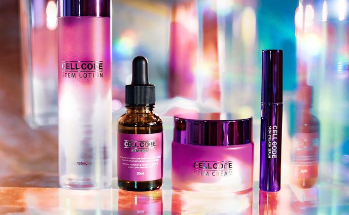 【赤ちゃんとママをつなぐ、へその緒に含まれる成分がすごかった】

自分の見えている世界やイメージを言葉にして誰かに伝えるのって難しい。

赤ちゃんがママのお腹の中で感じている世界ってもしかしたらこんなふうなんじゃないかっていう、私の頭の中を切り取ったのが1枚目。
何かが弾けるみたいにキラキラしてて、少し暗くて、直線はなくて丸くてツヤツヤでふわふわ浮いてる(語彙力はない)

このアイテムにリスペクトを込めて。

CELL CODE(セルコード)っていうエイジングケアに期待が持てる化粧品シリーズです。

このシリーズは、赤ちゃんのへその緒に含まれるヒト臍帯血由来の幹細胞を培養して作られたライン。

生まれたての赤ちゃんの若い幹細胞だからこそ、大人の幹細胞より活発で増殖能力も高くてエイジングケア効果が期待できるそう。

だって妊娠ってすごいもんね。
心臓を、脳を、血管や骨、神経、爪や髪、そんな私たちがあたりまえに手にしている色々を、たった10ヶ月で作り上げる。
ママのお腹の中だけで。

そしてお腹の中で赤ちゃんが大きくなるのに必要な栄養を届けてくれるのが、ママと赤ちゃんをつなぐへその緒なんだもの。

そんなへその緒から培養された尊すぎる成分が使われているのがこの化粧品シリーズ。

子を持つ母として、リスペクトせざるを得ないです。

セルコードのまつ毛美容液はもともと使っていて、マツエクを随分前からやめているんだけどハリやコシがでてきたなぁと感じていたのでリピート。

まつ毛の長さを出すアイテムも気になったけど、私の場合は産後に元気がなくなったまつ毛の元気を取り戻すアプローチが合っていたみたい。

今回はさらに、これらも使わせていただきました。

☑︎セルコードセラム
キメの乱れ、ハリや潤いを促す効果が期待できる美容液

☑︎セルコードステムローション
エイジングケアローション。
美容液のような濃密さでお肌を土台から整え、ハリのある健やかな肌に導いてくれる期待のもてるローションです。

☑︎セルコードステムクリーム
保湿はもとより、ハリと弾力のある肌に仕立ててくれる期待が持てる、高保湿美容クリーム。

どれも、丁寧に使いたいなと思わせてくれるアイテムです。

楽天で購入できるので良ければチェックしてみてください😌

みんなは赤ちゃんがママのお腹の中で感じる世界はどんなふうだと想像するだろう。
みんなのイメージも知りたいなと思った今日でした🥹

#セルコードステムローション #高保湿化粧水 #幹細胞コスメ #ヒト幹細胞 #赤ちゃん由来の幹細胞 #セルコードステムセラム #セルコードステムアイラッシュセラム #セルコード #cellcode #CELLCODE #まつ毛美容液 #美容液 #monipla #namashea_fan #赤ちゃんの見ている世界 #商品撮影 #ブツ撮り #コスメ撮影