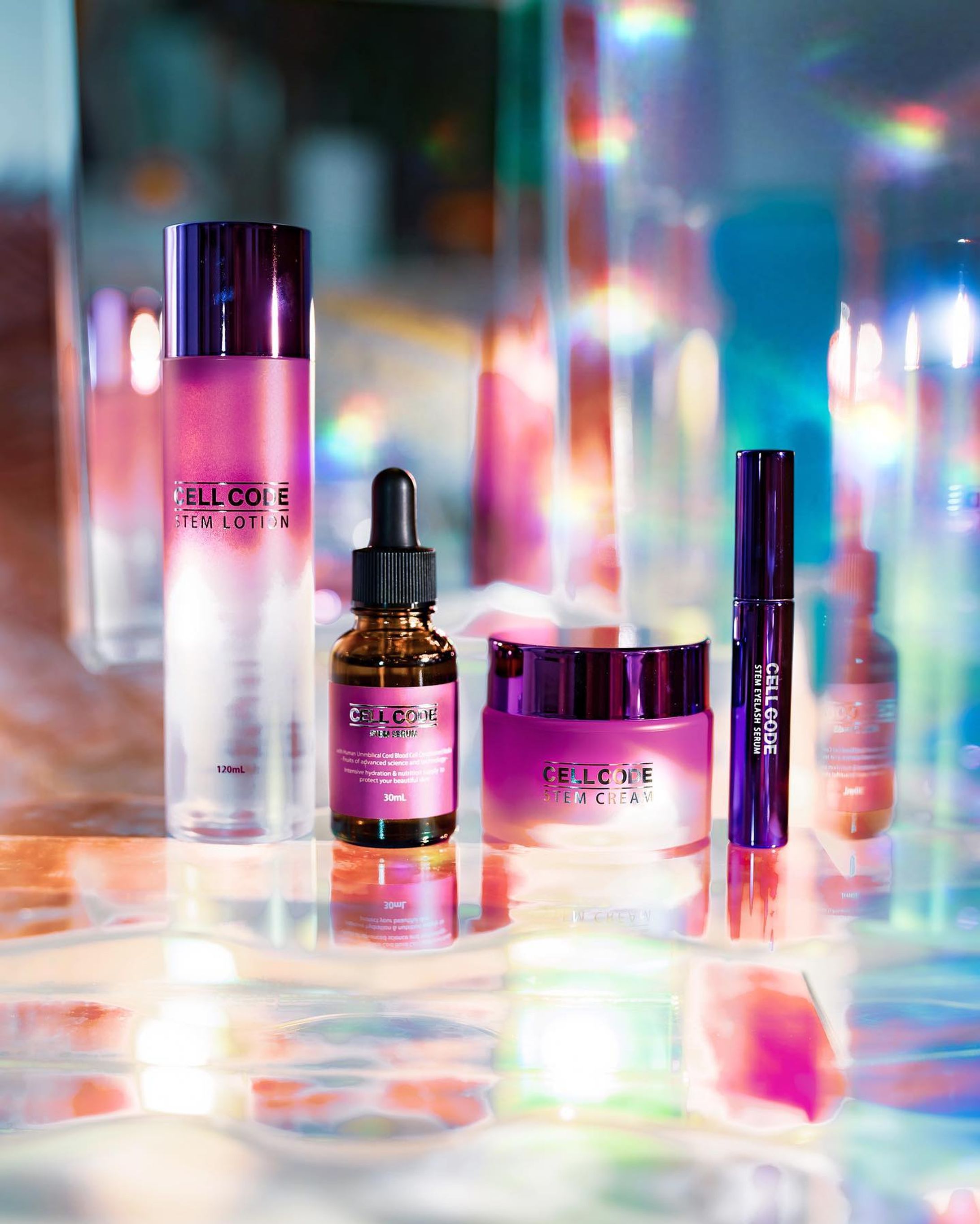 【赤ちゃんとママをつなぐ、へその緒に含まれる成分がすごかった】

自分の見えている世界やイメージを言葉にして誰かに伝えるのって難しい。

赤ちゃんがママのお腹の中で感じている世界ってもしかしたらこんなふうなんじゃないかっていう、私の頭の中を切り取ったのが1枚目。
何かが弾けるみたいにキラキラしてて、少し暗くて、直線はなくて丸くてツヤツヤでふわふわ浮いてる(語彙力はない)

このアイテムにリスペクトを込めて。

CELL CODE(セルコード)っていうエイジングケアに期待が持てる化粧品シリーズです。

このシリーズは、赤ちゃんのへその緒に含まれるヒト臍帯血由来の幹細胞を培養して作られたライン。

生まれたての赤ちゃんの若い幹細胞だからこそ、大人の幹細胞より活発で増殖能力も高くてエイジングケア効果が期待できるそう。

だって妊娠ってすごいもんね。
心臓を、脳を、血管や骨、神経、爪や髪、そんな私たちがあたりまえに手にしている色々を、たった10ヶ月で作り上げる。
ママのお腹の中だけで。

そしてお腹の中で赤ちゃんが大きくなるのに必要な栄養を届けてくれるのが、ママと赤ちゃんをつなぐへその緒なんだもの。

そんなへその緒から培養された尊すぎる成分が使われているのがこの化粧品シリーズ。

子を持つ母として、リスペクトせざるを得ないです。

セルコードのまつ毛美容液はもともと使っていて、マツエクを随分前からやめているんだけどハリやコシがでてきたなぁと感じていたのでリピート。

まつ毛の長さを出すアイテムも気になったけど、私の場合は産後に元気がなくなったまつ毛の元気を取り戻すアプローチが合っていたみたい。

今回はさらに、これらも使わせていただきました。

☑︎セルコードセラム
キメの乱れ、ハリや潤いを促す効果が期待できる美容液

☑︎セルコードステムローション
エイジングケアローション。
美容液のような濃密さでお肌を土台から整え、ハリのある健やかな肌に導いてくれる期待のもてるローションです。

☑︎セルコードステムクリーム
保湿はもとより、ハリと弾力のある肌に仕立ててくれる期待が持てる、高保湿美容クリーム。

どれも、丁寧に使いたいなと思わせてくれるアイテムです。

楽天で購入できるので良ければチェックしてみてください😌

みんなは赤ちゃんがママのお腹の中で感じる世界はどんなふうだと想像するだろう。
みんなのイメージも知りたいなと思った今日でした🥹

#セルコードステムローション #高保湿化粧水 #幹細胞コスメ #ヒト幹細胞 #赤ちゃん由来の幹細胞 #セルコードステムセラム #セルコードステムアイラッシュセラム #セルコード #cellcode #CELLCODE #まつ毛美容液 #美容液 #monipla #namashea_fan #赤ちゃんの見ている世界 #商品撮影 #ブツ撮り #コスメ撮影-1