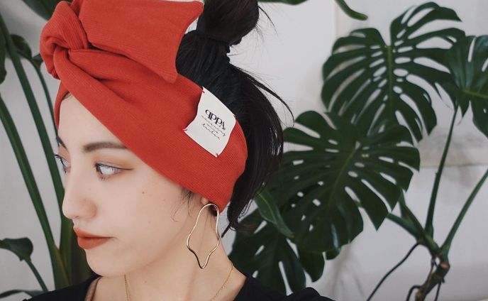 〰️𝑛𝑒𝑤 𝑎𝑟𝑟𝑖𝑣𝑎𝑙〰️
🫶🏽𝑟𝑒𝑣𝑒𝑟𝑠𝑖𝑏𝑙𝑒 𝑟𝑒𝑑 𝑟𝑖𝑏💌

コットン素材の赤いリブ生地とオリジナル両面デザインタグがポイントで、表はQPPA®︎のロゴ、裏は「キュッ！パッ！」と言っているお顔をアーティスト様に依頼しデザインしてもらいました。デイリー使いはもちろん、夏も快適にお使いいただけます。

遊び心のあるターバンで心が軽く楽しくなっていただけると幸いです♪

幅は今までのワイドサイズよりも約3cm広く、端先は約3.5cm広く、スカーフを巻いたようなボリューム感を出したり、サイドを織り込むと細くなったりと自由自在にアレンジ可能！端先を捻ると生地の出方も変えることが出来色々な雰囲気をお楽しみいただけます。

〰️ターバンのご購入は〰️
✔︎以下のInstagramプロフィールリンク
@qppa.ii
@ii_mnm_lp

▶︎Creema 🔎QPPAで出てきます
▶︎minne 🔎QPPAで出てきます
💌ご購入方法が分からない場合はDMにてお尋ね下さい♡

.
.
.
.
#キュッパ #着せ替えターバン#エスニック #着せ替えターバン #日本製 #madeinjapan  #ターバンアレンジ #ターバン #ターバンヘア #ターバンコーデ #ヘアアレンジ #ヘアアクセサリー #ヘアアクセ #ヘアバンド#海 #湘南スタイル #茅ヶ崎市 #茅ヶ崎 #ヘアケアグッズ #時短ヘアアレンジ #ワイヤーターバン