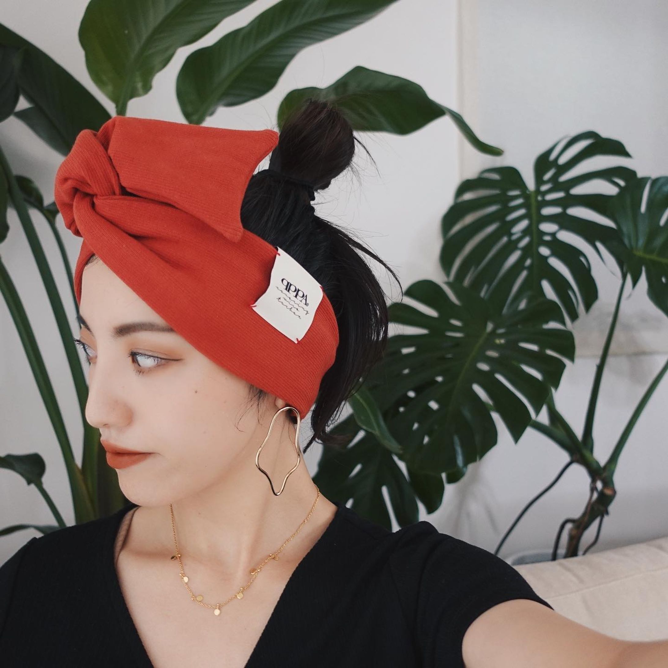 〰️𝑛𝑒𝑤 𝑎𝑟𝑟𝑖𝑣𝑎𝑙〰️
🫶🏽𝑟𝑒𝑣𝑒𝑟𝑠𝑖𝑏𝑙𝑒 𝑟𝑒𝑑 𝑟𝑖𝑏💌

コットン素材の赤いリブ生地とオリジナル両面デザインタグがポイントで、表はQPPA®︎のロゴ、裏は「キュッ！パッ！」と言っているお顔をアーティスト様に依頼しデザインしてもらいました。デイリー使いはもちろん、夏も快適にお使いいただけます。

遊び心のあるターバンで心が軽く楽しくなっていただけると幸いです♪

幅は今までのワイドサイズよりも約3cm広く、端先は約3.5cm広く、スカーフを巻いたようなボリューム感を出したり、サイドを織り込むと細くなったりと自由自在にアレンジ可能！端先を捻ると生地の出方も変えることが出来色々な雰囲気をお楽しみいただけます。

〰️ターバンのご購入は〰️
✔︎以下のInstagramプロフィールリンク
@qppa.ii
@ii_mnm_lp

▶︎Creema 🔎QPPAで出てきます
▶︎minne 🔎QPPAで出てきます
💌ご購入方法が分からない場合はDMにてお尋ね下さい♡

.
.
.
.
#キュッパ #着せ替えターバン#エスニック #着せ替えターバン #日本製 #madeinjapan  #ターバンアレンジ #ターバン #ターバンヘア #ターバンコーデ #ヘアアレンジ #ヘアアクセサリー #ヘアアクセ #ヘアバンド#海 #湘南スタイル #茅ヶ崎市 #茅ヶ崎 #ヘアケアグッズ #時短ヘアアレンジ #ワイヤーターバン-1