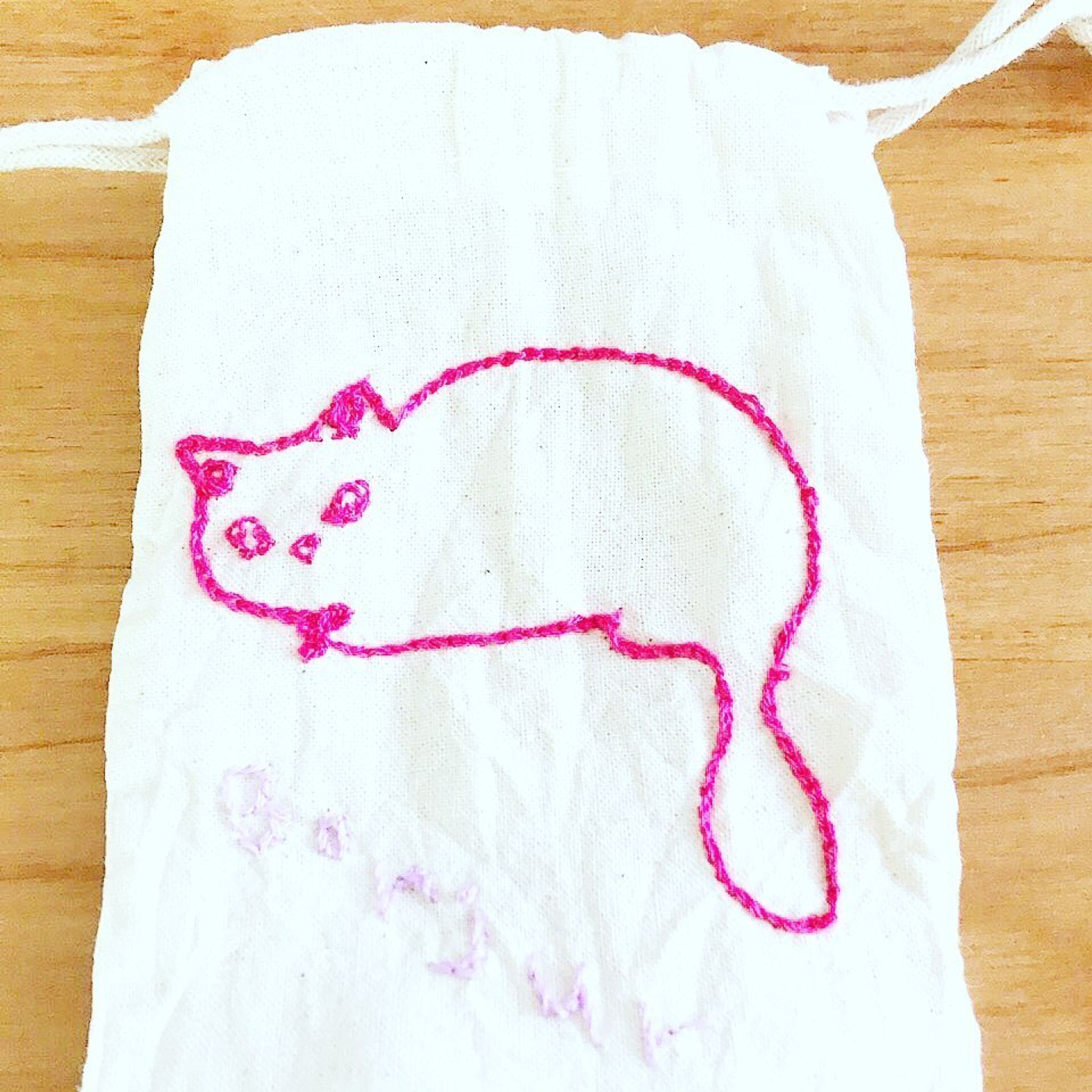 親友が私のイラストを刺繍してくれたそう🐈かわいい〜上手すぎるにゃ🐈

#ねこと暮らす #猫グッズ #刺繍 #猫イラスト #イラストレーション #ポーチ #ハンドメイド雑貨 #ねことの暮らし #雑誌 #ピンクカラー #イラストレーター #丁寧な暮らし #暮らしを楽しむ #手芸 #catlover #illustration_daily #worksoncanvas #embroiderydesign #embroiderylove 
#illustgram #catfashion #bagdesign #kittylover-1