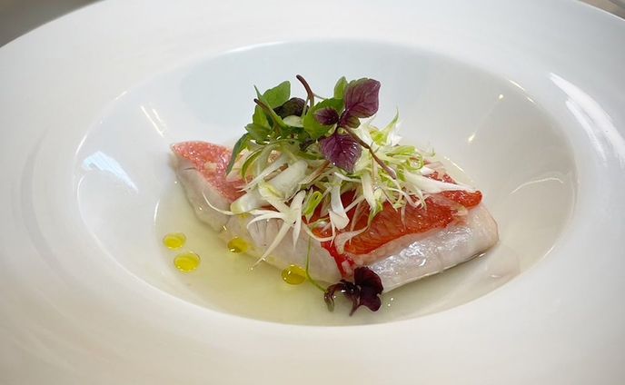 出張料理✨

金目鯛のスープ仕立て　うるい　茗荷　生姜　オリーブオイル　紫蘇

魚の出汁は雑味を出さないようにじっくり丁寧にクリアで透明感のあるスープに😌

#記念日 
#出張シェフ 
#出張料理 
#出張料理人 
#prime_chef 
#うちシェフ 
#インスタ映え 
#美食倶楽部 
#うちchef 
#デリバリー 
#おうち時間 
#フレンチ 
#おうちレストラン