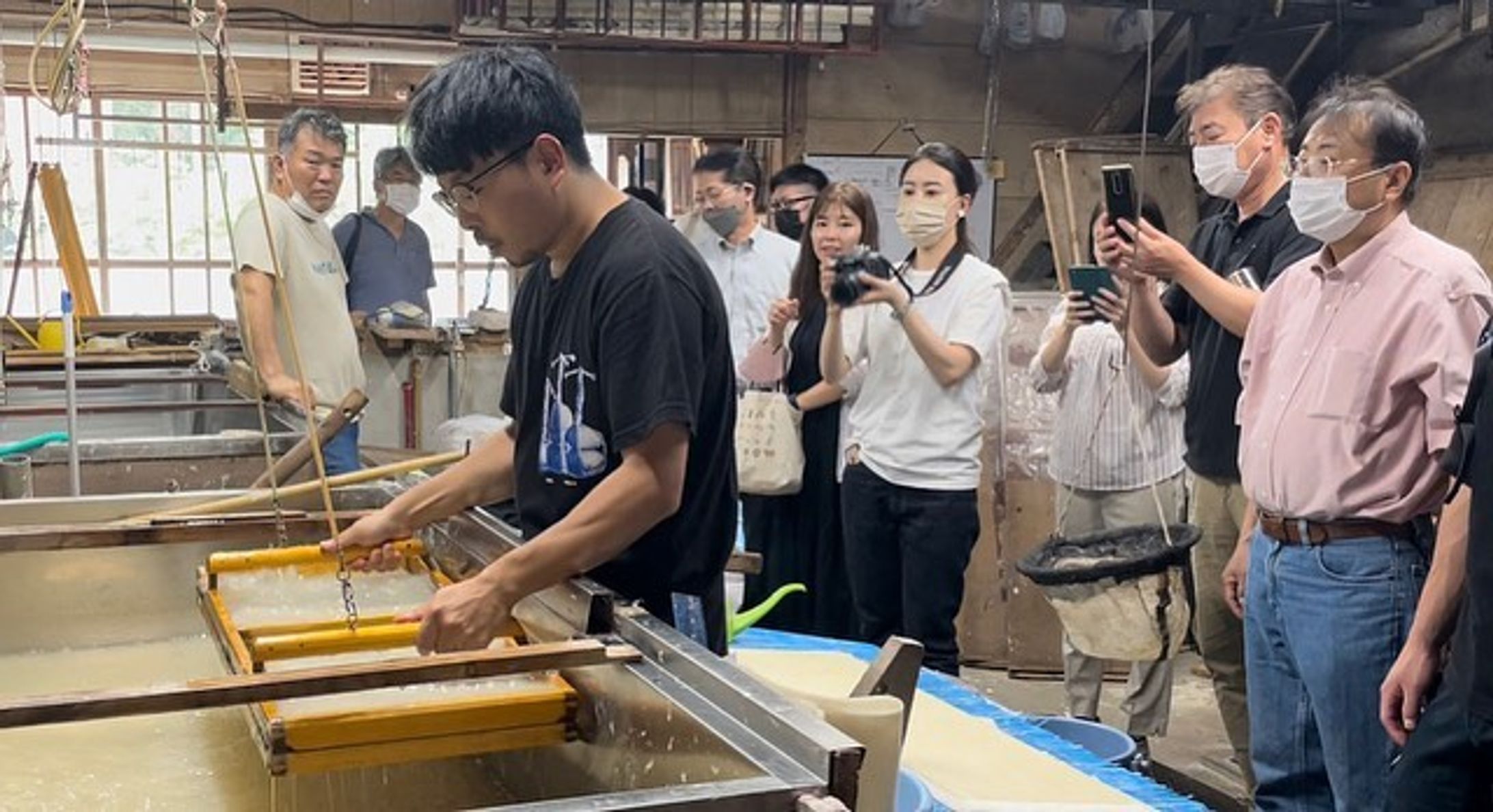 異業種11社が集まって何をしているの？

私たちSAGA COLLECTIVEは、佐賀県の伝統産業10種のメーカー11社からなる協同組合です。工芸品などの「製品」を手がける会社もあれば、「食品」を扱う会社もあります。
経営者だけの集まり、というわけでもありません。
後継者たちも積極的に参加していたり、中で管理・運営しているのは東京からの移住者だったり（私）、境遇はバラバラです。

これまで、佐賀の豊かさに触れるファクトリーツアー、教育機関との連携、海外への共同出展、異業種のコラボ商品開発、国内外のシェフやバイヤーの招へいなどを行ってきました。

異業種だからできることに
少し先に、挑戦する

私たちには、そんな想いがあります。

写真は、月に1度の定例会の様子です。
「もっとお互いを知ろう」そんな声をきっかけに、各社持ち回りで開催しています。
各産地や企業の歴史、こだわり、業績や今後の方向性などをオープンに共有し、互いの未来のために学び合っています。

We are the union that 11craft makers gathered from 10 industries. Not only the presidents but also the next generations are doing some projects. The administrator of SAGA COLLECTIVE is from Tokyo. Every background is different.

We have conducted factory tours, collaborated with universities, jointly exhibited overseas, developed collaborative products, and invited chefs and buyers from abroad.

We can do a lot because we are in different industries.

These pictures show our monthly meeting. We visit every company and share its history and plans.

#佐賀から世界へ #世界から佐賀へ
#sagacollective #サガコレクティブ #sagacollective_introduction 
#佐賀 #佐賀県 #有田焼 #うれしの茶 #名尾手漉和紙 #佐賀海苔
#鍋島緞通 #諸富家具 #日本酒 #神埼そうめん #ゆず製品 #ゆず胡椒 #醤油 #味噌
#李荘窯業所 #小野原製茶問屋 #徳永製茶 #名尾手すき和紙 #三福海苔 #吉島伸一鍋島緞通 #レグナテック #天山酒造 #井上製麺 #川原食品 #丸秀醤油-1