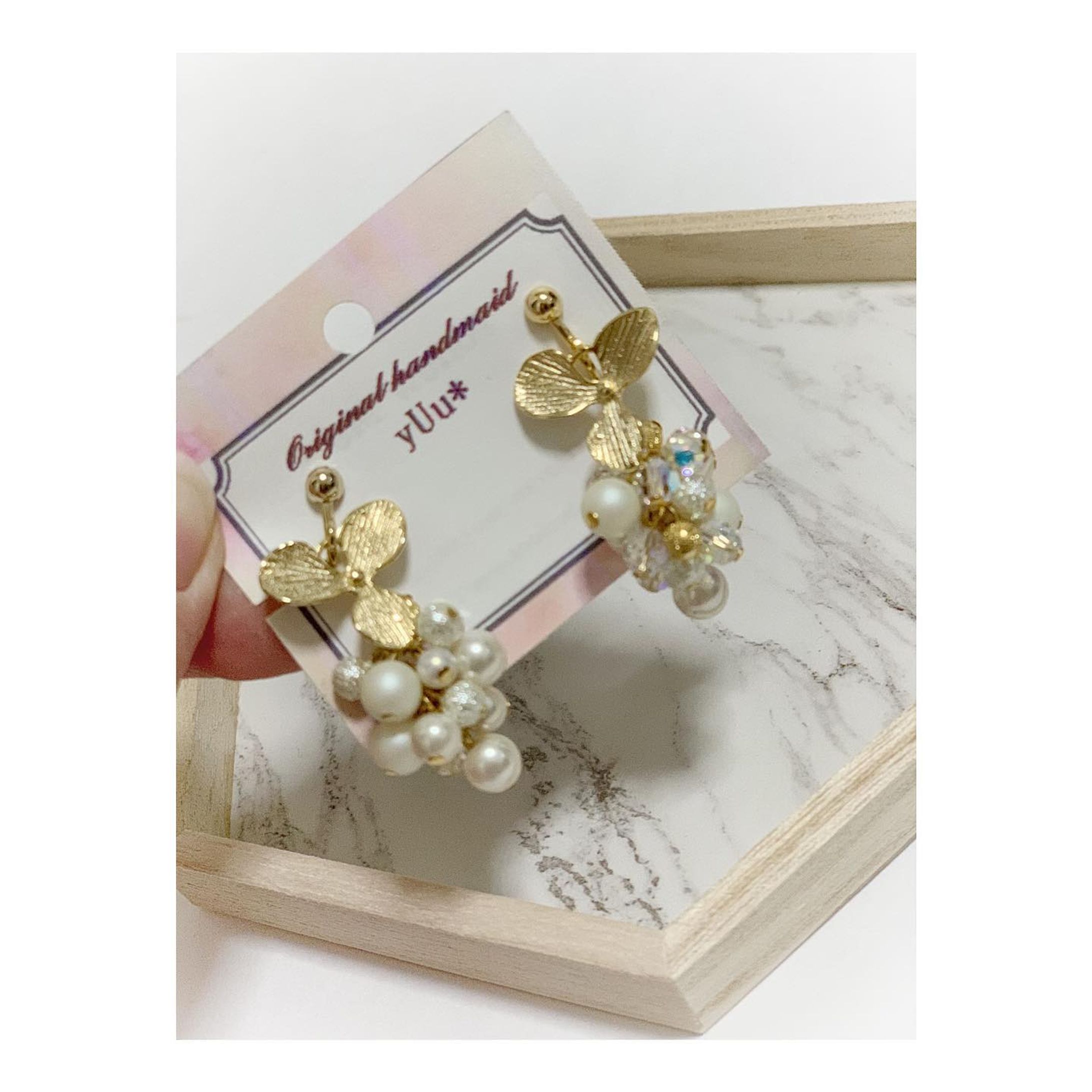 .
こちらはオーダー品です🐻❤️
お客様の雰囲気やお好みに
合うデザインというご希望で
製作致しました☺️✨
・
・
いつもオーダー
ありがとうございます🙇‍♀️❤️
・
オーダーお受け致しております✨
DMまで📩
#ハンドメイド#ハンドメイドアクセサリー#アクセサリー#ハンドメイドイヤリング#ハンドメイドピアス#手作り#手作りイヤリング#手作りピアス#揺れイヤリング#揺れピアス#オーダー#委託販売先募集中#スワロ#パール#花嫁#プレ花嫁#ウェディング#ウェディングアクセサリー#二次会コーデ
@accessory.joshi-1