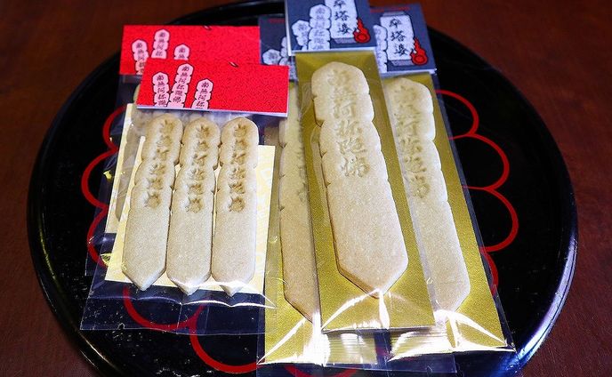 故人を供養する「卒塔婆」がクッキーに！？　考案した異世界感あふれる古物店を取材すると…