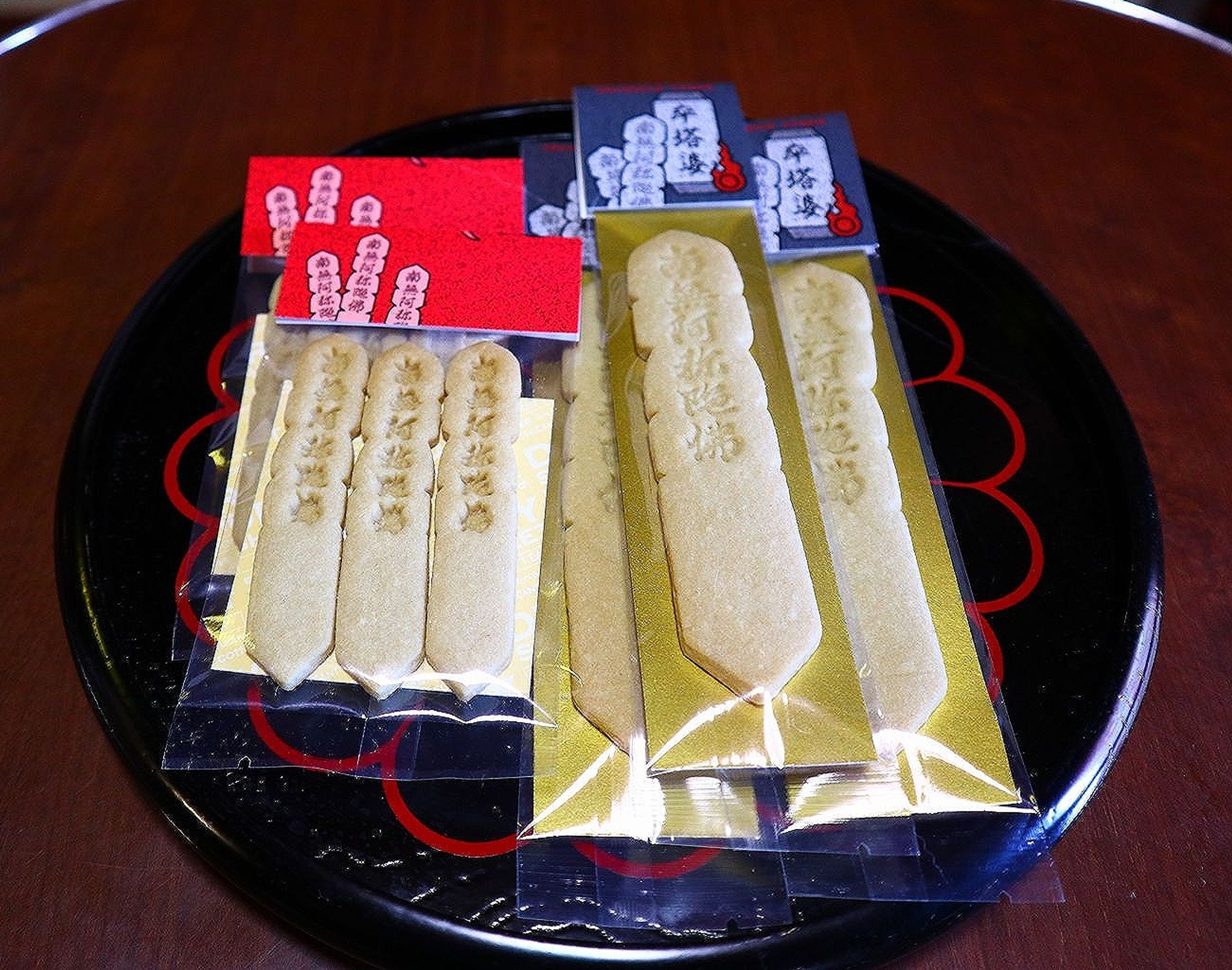 故人を供養する「卒塔婆」がクッキーに！？　考案した異世界感あふれる古物店を取材すると…-1