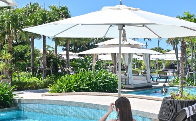 .
 @momomi_ometabi ☜他の投稿はこちら
 🔖 保存すると後から見返せるよ🔖 .·

完全に寒くなる前に南国ショットを…📸🫢笑

1-3 クラブフロア側のサンセットプール
ここではあのフローティングブレックファーストもできる‎🤍

4-6 サンライズプール
広々としたプール！
スライダーあるのに意外と子供が少なくて、静かにチルしたい大人が多くて落ち着いた雰囲気だった🌴

𓐄 𓐄 𓐄 𓐄 𓐄 𓐄 𓐄 𓐄 𓐄 𓐄 𓐄 𓐄 𓐄 𓐄 𓐄 𓐄 𓐄 𓐄 📍 #anaインターコンチネンタル石垣リゾート 
@ana_ic_ishigaki_resort 
石垣空港からシャトルバス運行 ※有料/事前予約不要

📸 #nikonz30 @nikonjp  𓐄 𓐄 𓐄 𓐄 𓐄 𓐄 𓐄 𓐄 𓐄 𓐄 𓐄 𓐄 𓐄 𓐄 𓐄 𓐄 𓐄 𓐄
 おしゃれ旅とグルメ大好き 絶景マニアOLのアカウント⚐ﾞ
 ・おすすめのお洒落ホテル ・大人かわいい女子旅スポット ・絶景リゾート×グルメ について毎日発信中📍
 ホテル、カフェ、観光局、自治体の皆様📷´- 旅を一緒に盛り上げるお手伝いを ぜひさせていただけませんか？✈️ 動画制作、Twitterやブログも運営しておりますので お気軽にDMへご相談ください📮♡︎
 To Hotels, Cafes, Tourist Offices. Please let me help you liven up trips together! Please DM for work requests💌  ̖́-‬ ‬ 𓐄 𓐄 𓐄 𓐄 𓐄 𓐄 𓐄 𓐄 𓐄 𓐄 𓐄 𓐄 𓐄 𓐄 𓐄 𓐄 𓐄 𓐄
 #沖縄ホテル
#沖縄観光
#沖縄旅行
#沖縄
#石垣
#石垣島旅行 
#石垣島観光 
#石垣島ホテル 
#リゾートホテル 
#バカンス 
#anaintercontinentalishigakiresort 
#大人の夏休み 
#バケーション 
#沖縄女子旅 
#夫婦旅