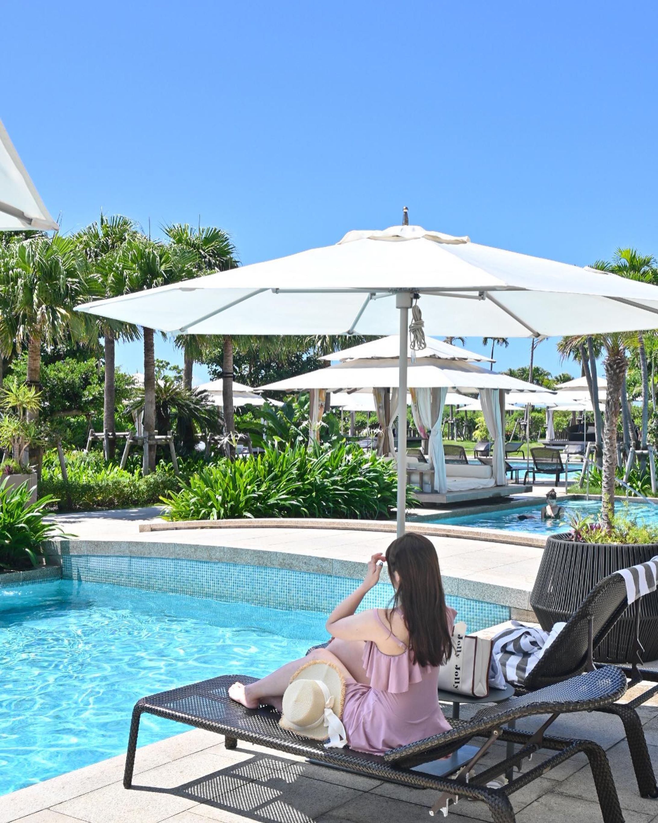 .
 @momomi_ometabi ☜他の投稿はこちら
 🔖 保存すると後から見返せるよ🔖 .·

完全に寒くなる前に南国ショットを…📸🫢笑

1-3 クラブフロア側のサンセットプール
ここではあのフローティングブレックファーストもできる‎🤍

4-6 サンライズプール
広々としたプール！
スライダーあるのに意外と子供が少なくて、静かにチルしたい大人が多くて落ち着いた雰囲気だった🌴

𓐄 𓐄 𓐄 𓐄 𓐄 𓐄 𓐄 𓐄 𓐄 𓐄 𓐄 𓐄 𓐄 𓐄 𓐄 𓐄 𓐄 𓐄 📍 #anaインターコンチネンタル石垣リゾート 
@ana_ic_ishigaki_resort 
石垣空港からシャトルバス運行 ※有料/事前予約不要

📸 #nikonz30 @nikonjp  𓐄 𓐄 𓐄 𓐄 𓐄 𓐄 𓐄 𓐄 𓐄 𓐄 𓐄 𓐄 𓐄 𓐄 𓐄 𓐄 𓐄 𓐄
 おしゃれ旅とグルメ大好き 絶景マニアOLのアカウント⚐ﾞ
 ・おすすめのお洒落ホテル ・大人かわいい女子旅スポット ・絶景リゾート×グルメ について毎日発信中📍
 ホテル、カフェ、観光局、自治体の皆様📷´- 旅を一緒に盛り上げるお手伝いを ぜひさせていただけませんか？✈️ 動画制作、Twitterやブログも運営しておりますので お気軽にDMへご相談ください📮♡︎
 To Hotels, Cafes, Tourist Offices. Please let me help you liven up trips together! Please DM for work requests💌  ̖́-‬ ‬ 𓐄 𓐄 𓐄 𓐄 𓐄 𓐄 𓐄 𓐄 𓐄 𓐄 𓐄 𓐄 𓐄 𓐄 𓐄 𓐄 𓐄 𓐄
 #沖縄ホテル
#沖縄観光
#沖縄旅行
#沖縄
#石垣
#石垣島旅行 
#石垣島観光 
#石垣島ホテル 
#リゾートホテル 
#バカンス 
#anaintercontinentalishigakiresort 
#大人の夏休み 
#バケーション 
#沖縄女子旅 
#夫婦旅-1