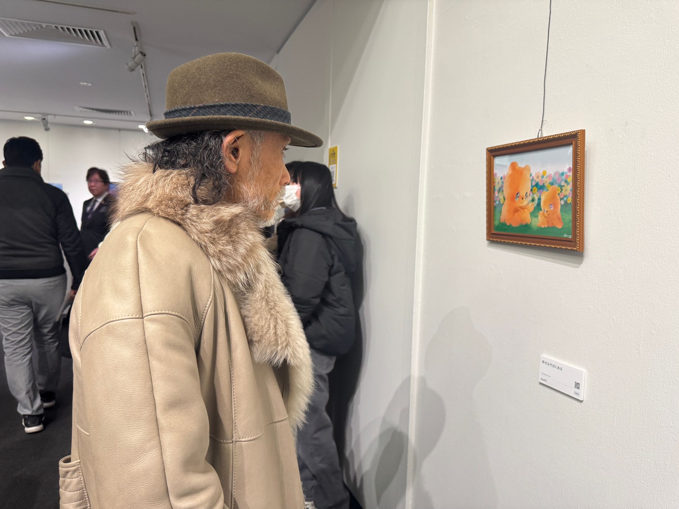 審査員として観にいらっしゃった片岡鶴太郎先生。幼いころからテレビで多くの番組やドラマに出演なさっている姿を見ていましたし、画家としても有名で多くの人に知られています。ほかにも本当なら直接審査していただけるはずだった故人・桂由美先生は開催を待たずご逝去されました。一番観てもらいたかった先生でしたが、後継の方が観てくださいました。 審査員として観にいらっしゃった片岡鶴太郎先生。幼いころからテレビで多くの番組やドラマに出演なさっている姿を見ていましたし、画家としても有名で多くの人に知られています。ほかにも本当なら直接審査していただけるはずだった故人・桂由美先生は開催を待たずご逝去されました。一番観てもらいたかった先生でしたが、後継の方が観てくださいました。