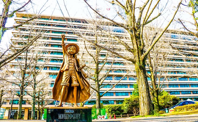 黄金に輝くルフィ像