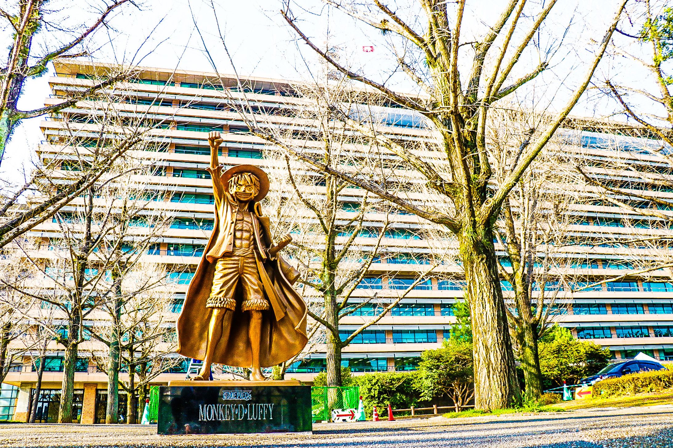 黄金に輝くルフィ像-1