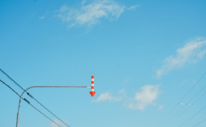 ⠀
【 北海道・上川町での移住生活日記 🏷Vol.31】

GENICの企画で、上川町の暮らしを綴っていきます❄️
⠀
〰
⠀
３月末からバッタバタで、ずいぶん日にちがあいてしまいました。インスタもTwitterも、ちらっと見てはすぐ閉じて…みたいな日々で、いろいろ追いつけてない〜！一度も桜を見ないまま春が終わってしまいそう。

さて、ちょっと前の写真にはなってしまいますが、上川町の写真です。

１枚目：北海道に来て初めて知った、道路標識。雪が積もると道路の境目がわからなくなるので、目標としてついているそう。北海道の道にはよくこの矢印があって、青と白の風景の中の良いアクセントになっていて好き。

２〜５枚目：シェアハウスの同居人、みくちゃん ＠o_m_m_k__　にガイドしてもらって、大函エリアをスノーシューで散策！スノーシューとは、雪の上でも埋もれずに歩ける道具のこと。ざくざく雪の上を歩いて、凍った滝の真下まで探検。とにかく迫力がすごかった。

６、７枚目：駐車場に鹿が。春になると鹿も山から降りてくるらしい。最初のころは見つけるたびに「鹿！鹿！！」って喜んでたけど、実際のところ猫より出現頻度が高いので後半はわりと慣れてしまった。笑

８枚目：上川町内から層雲峡エリアへ向かう裏道。なんてことない道が美しい。

９枚目：お昼ご飯は、層雲峡にあるレストラン「キャニオン」でパスタ！お隣の町、愛別町のキノコが美味しかった。

⠀
#KAMIKAWORK
#genic_japan
#プチ移住
#北海道移住
⠀
#北海道
#上川町
#層雲峡

#kamikawalife #hokkaido #hokkaidosgram #ひみつの絶景北海道 #行き先は北海道 #홋카이도 #홋카이도여행 #hibi_jp #todays_blue_collection #冬の北海道 #北海道の冬 #tokyocameraclub #naturelovers