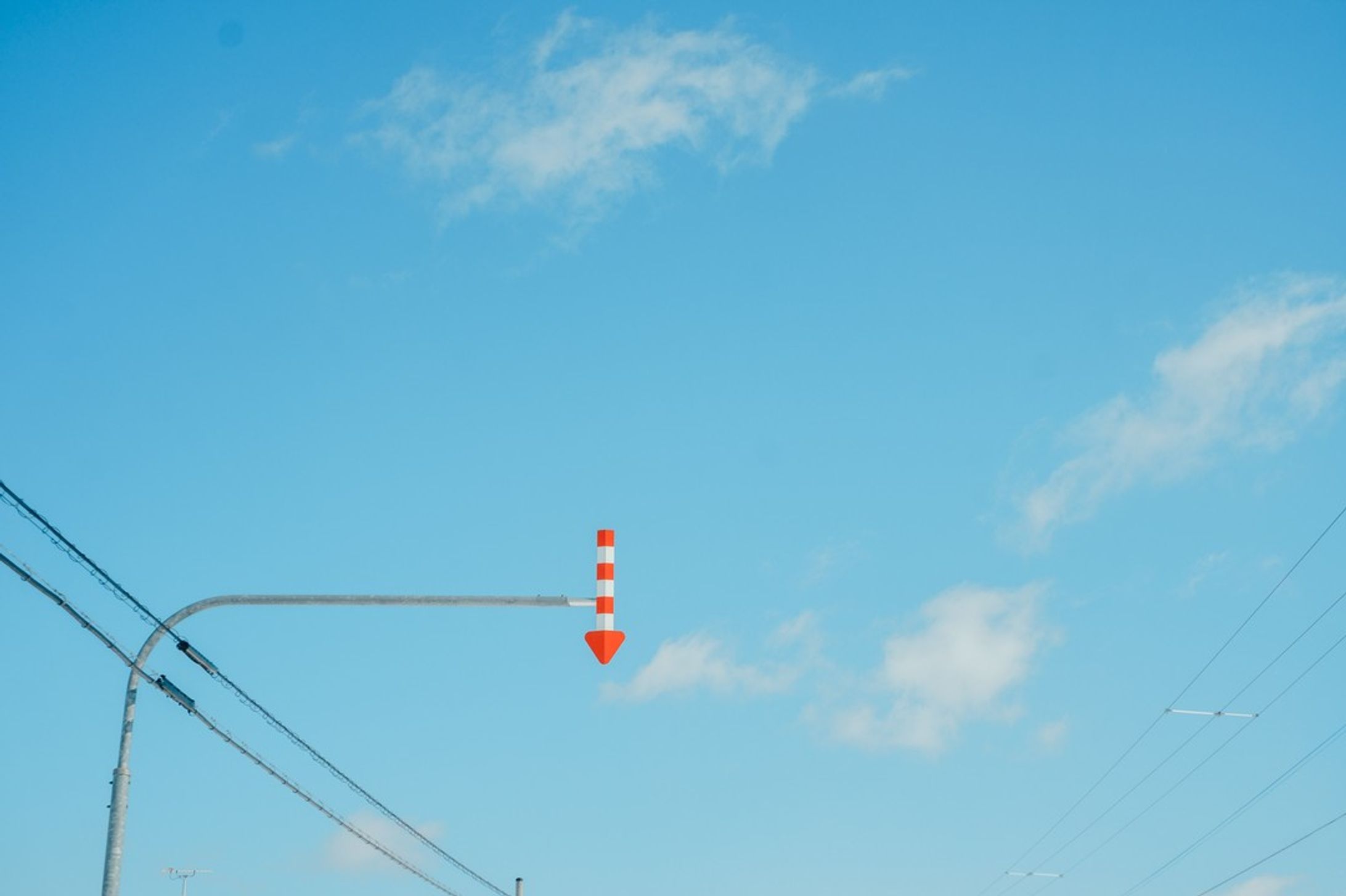 ⠀
【 北海道・上川町での移住生活日記 🏷Vol.31】

GENICの企画で、上川町の暮らしを綴っていきます❄️
⠀
〰
⠀
３月末からバッタバタで、ずいぶん日にちがあいてしまいました。インスタもTwitterも、ちらっと見てはすぐ閉じて…みたいな日々で、いろいろ追いつけてない〜！一度も桜を見ないまま春が終わってしまいそう。

さて、ちょっと前の写真にはなってしまいますが、上川町の写真です。

１枚目：北海道に来て初めて知った、道路標識。雪が積もると道路の境目がわからなくなるので、目標としてついているそう。北海道の道にはよくこの矢印があって、青と白の風景の中の良いアクセントになっていて好き。

２〜５枚目：シェアハウスの同居人、みくちゃん ＠o_m_m_k__　にガイドしてもらって、大函エリアをスノーシューで散策！スノーシューとは、雪の上でも埋もれずに歩ける道具のこと。ざくざく雪の上を歩いて、凍った滝の真下まで探検。とにかく迫力がすごかった。

６、７枚目：駐車場に鹿が。春になると鹿も山から降りてくるらしい。最初のころは見つけるたびに「鹿！鹿！！」って喜んでたけど、実際のところ猫より出現頻度が高いので後半はわりと慣れてしまった。笑

８枚目：上川町内から層雲峡エリアへ向かう裏道。なんてことない道が美しい。

９枚目：お昼ご飯は、層雲峡にあるレストラン「キャニオン」でパスタ！お隣の町、愛別町のキノコが美味しかった。

⠀
#KAMIKAWORK
#genic_japan
#プチ移住
#北海道移住
⠀
#北海道
#上川町
#層雲峡

#kamikawalife #hokkaido #hokkaidosgram #ひみつの絶景北海道 #行き先は北海道 #홋카이도 #홋카이도여행 #hibi_jp #todays_blue_collection #冬の北海道 #北海道の冬 #tokyocameraclub #naturelovers-1
