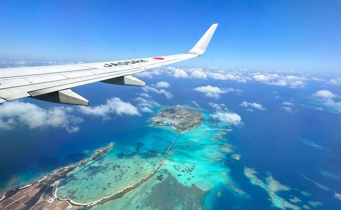 【宮古島の光と闇】

7年ぶりの宮古島
大好きなJTAから見た景色。

宮古島の海はとにかく美しい。
慶良間とも石垣ともちがう、独特の《宮古ブルー》

あまりに青すぎて、思わずため息が出る。そんな島。

島民は約5.5万人。観光客の最多は2018年に114万人。

オーバーツーリズムが指摘される中、島の暮らしと環境のために作られた《エコアイランドパスポート》

観光客と共に島を守ろうという目的で、島や自然への配慮などが書かれている。

各ビーチに海のマナー看板があり、島としての意識が高い！
（沖縄本島にもぜひ建てたい…😭）

一方では、2018年にはリゾート開発ラッシュ
今になって、再び高級ホテルのオープンが続いてる。

家賃も爆上がりで、1 Rアパートは築8年で8万円。
もちろん賃金は変わらない。
（本島でぼくの部屋は築2年で4万円）

そして、お隣の下地島では
自衛隊駐屯地建設
空港の軍事利用の議論
島を取り巻く環境は変わっていた。

伊良部大橋には、歩道も街灯もない。
実は、予算都合ではなく《有事を想定した軍事車輌のため》だと話す地元の方もいる。
（真偽は諸説あるはず）

島に残される伝統や人の繋がり、美しい自然を千年先へ引き継ごうと前に進むエコアイランド宮古島。

その裏で、なんとも言えない〈暗いもの〉を感じずにいられなかった。

#宮古島観光 
#ジャパントランスオーシャン航空 
#エコアイランド 
#離島旅 
#伊良部大橋 
#宮古島の海 
#リゾート開発 
#サスティナブル 
#エシカル 
#宮古島観光協会 
#miyakojimatrip