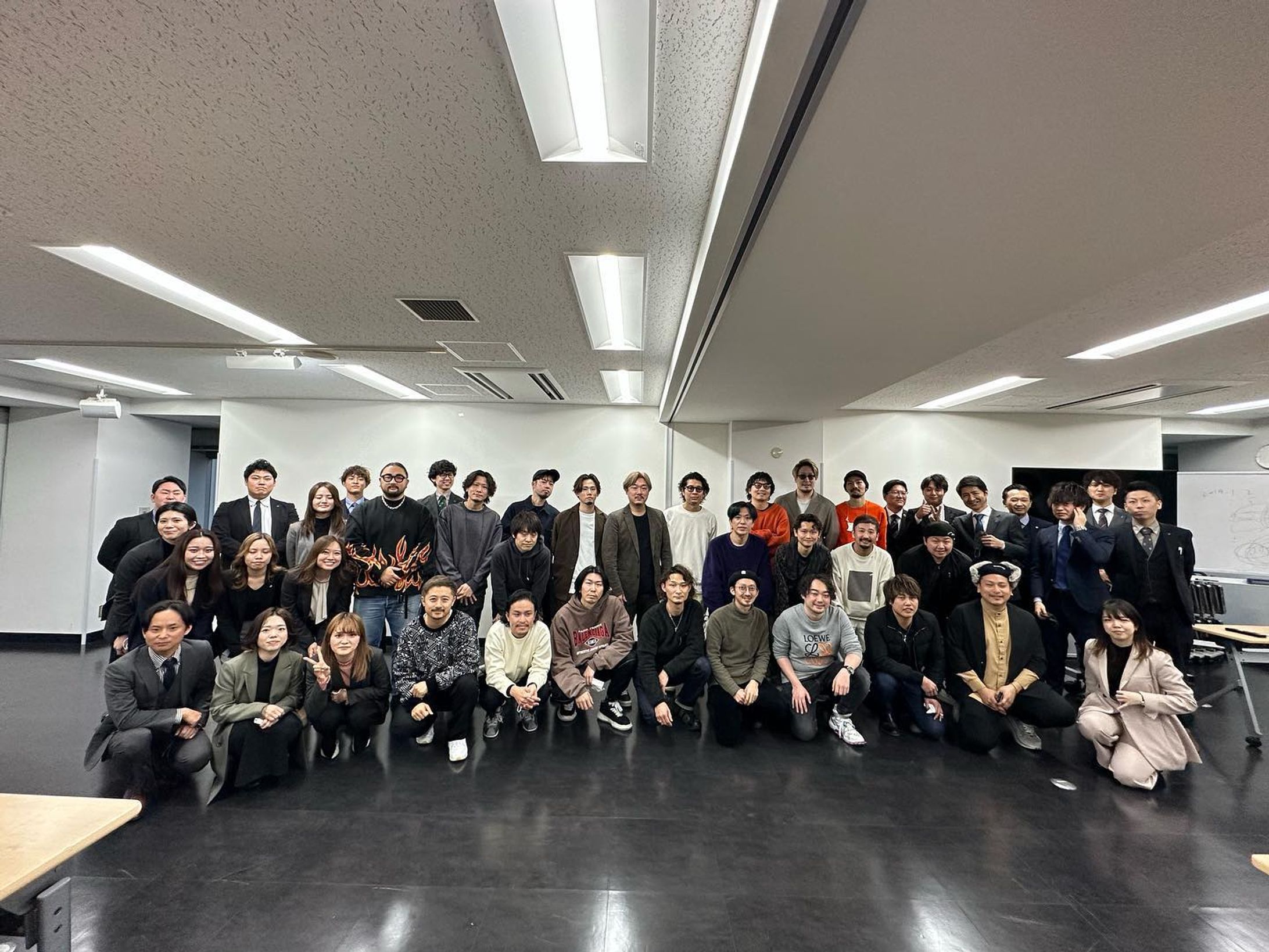 【ミツイオーナーズクラブ入門編 in 名古屋】
「美容室経営者から経営者へ」をテーマにした、CHAINON坂口社長（ @chainon_sakaguchi ）によるセミナー&コミュニティ「ミツイオーナーズクラブ」✍️

田中部長 （ @hiroyuki.tanaka47 ）が企画して東京で行ったミツイオーナーズクラブを、古巣名古屋で企画いたしました🍤

まずは40歳以下限定の「入門編」からスタート🏃‍♂️

名古屋で生まれ育ち、名古屋の美容業界で10年間営業をしてきた自分が、ミツイオーナーズクラブで坂口社長のお話を聞き、関東の経営者の方と出会って、今までの常識が壊されました💥

この衝撃を一刻も早くお世話になった名古屋エリアの美容室オーナーに伝えたい📣
そして、共に歩んできた名古屋エリアのミツイ社員に同じ体験をして欲しいと思って始めた企画🤝

この衝撃を知っているのはまだ自分だけなので、年末から営業と共に足を運んでお一人お一人に熱意を込めてお話をさせて頂きました🔥

始めは「平日日中開催」「40歳以下限定」「講習費10万円」という参加ハードルの高さから、「本当にお客様が来てくれるのか？」と不安視されておりました😵

周囲の不安を払拭させるのは他の誰でもなく自分🫵
そして自分の志と熱意🔥

その想いが届いた結果、名古屋・岐阜・三重・静岡・石川・京都から21名の方からお申し込みを頂きました🙌

また、ミツイ社員にもその熱意が伝わったのか自主的に21名の社員が参加🙌

総勢"42名"の集合写真は企画者として感無量でした🥺🥺

今回の為に一から資料を作成して下さった坂口社長、本当にありがとうございます🙇🏻‍♂️✨

東海地区に衝撃が走った日になりました⚡️

そしてご参加して頂いた皆様、ありがとうございました🙇🏻‍♂️

これから後2回、東海地区の美容業界に革新を起こしていきましょう🔥🔥-1