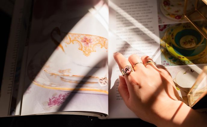 かげあそび。
.
セットする石も、あしらうデザインもセミオーダーできる @forestpercent_official のリング。
.
かわいい・・・♡
.
今度は時計の文字盤でもオーダーしたい。
.
間違いなく他にない、私を前に進ませてくれるポジティブさをくれるリング。
.
ラッピングも、リングポーチも、ギャランティカードも、
どれをとっても全部ブレずに　@forestpercent_official だ！って思える素敵なデザイン♡
.
好き𓂃𓂂﻿
.
thank you♡
@forestpercent_official 
.
#forestpercent 
#オーダーリング
#サステナブルファッション
#jewellery #お守りジュエリー
#ご褒美ジュエリー
#ベビーリング  #ママファッション 
#stilllifephotography#still_life#stilllife_perfection#still_life_gallery#still_life_mood#物撮り#ブツ撮り#商品撮影#スタイリングフォト#フォトスタイリング#写真教室#イメージフォト #mamagirl  #shadowplay#shadowphotography#shadow #自然光 #自然光撮影 #sonya7iii #出産祝い