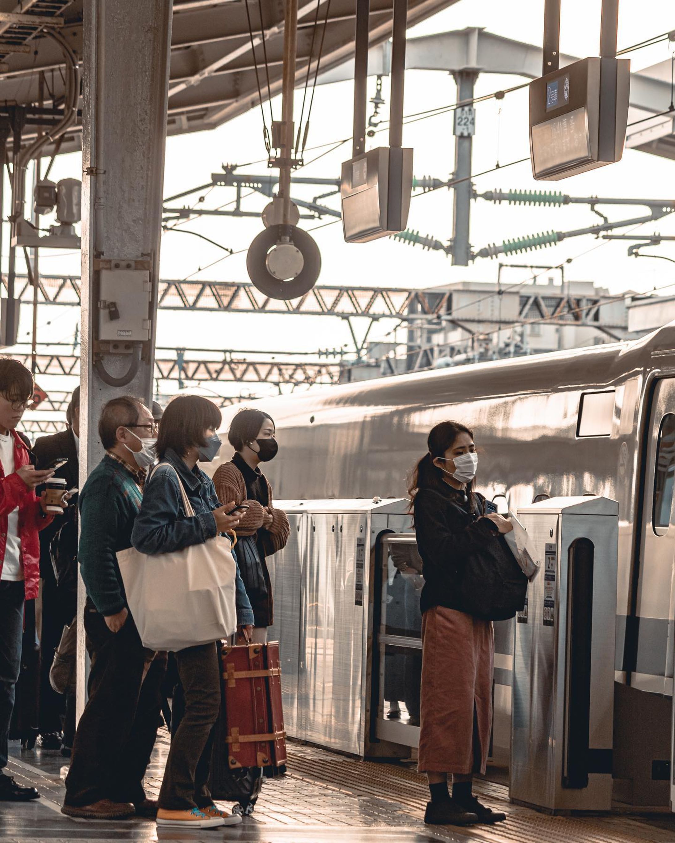 .
今日も一日お疲れ様でした🍗
これからお仕事の方、お仕事中の方はほどほどに🔥
.
.
(at. #大阪駅 #osakastation )
.
#streetsnap #japan_daytime_view
#streetphotography #streetshootjapan #urbanandstreet #streetclassics #streetactivity #street_photo_daily
#street_incity #streetview #streetleaks #streetlife #streetartjaponism #best_moments_street #japancityblues 
#路地裏 #スナップ写真
#ファインダー越しの私の世界 #写真好きな人と繋がりたい
#大阪 #大阪観光 #osakajapan  #osakatrip-1