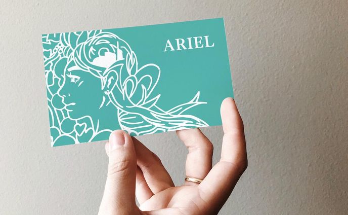 ・制作実績

『ARIEL dimple art Fukuoka』様の名刺を作成させていただきました🌟

篠崎さんのとってもカラフルで素敵な作品を
あえて白色のみで構成し、海🌊を連想するイメージカラーのエメラルドグリーンを背景に採用しました🌟

今回初めてディンプルアートを知った私は
意外と沢山の人がされてるのにびっくり😳
しかも、絵の具がすごく綺麗✨

私もいつか体験してみたいです✏️🌈

この度はご依頼ありがとうございました！🙇🏻‍♀️

ｰｰｰｰｰｰｰｰｰｰｰｰｰｰｰｰｰｰｰｰｰｰｰｰｰｰｰｰｰｰｰｰｰｰｰｰｰｰｰｰｰｰｰｰｰｰｰｰｰｰ
ディンプルアートとは、
車のフロントガラスの廃材から生まれた超透明絵の具のことでステンドグラスのようにツヤがあるのが特徴です🌈

お子さんからご年配の方まで気軽に楽しむことができる新しいアート🎨
気になる方は是非、一度体験されてみてください🤍

ｰｰｰｰｰｰｰｰｰｰｰｰｰｰｰｰｰｰｰｰｰｰｰｰｰｰｰｰｰｰｰｰｰｰｰｰｰｰｰｰｰｰｰｰｰｰｰｰｰｰ

その他デザインはこちらから↓
@umi.design___ 🌈

ｰｰｰｰｰｰｰｰｰｰｰｰｰｰｰｰｰｰｰｰｰｰｰｰｰｰｰｰ
#チラシ #チラシ制作 #チラシ制作承ります #ポスター #チラシデザイン #ポスターデザイン #グラフィックデザイン #チラシ作成 #チラシ作り #チラシ配り #チラシ集客 #チラシデザイナー #umi_design #チラシ配布 #チラシ広告  #フライヤー #フライヤー作成　#ディンプルアート #ディンプルアートインストラクター #ディンプルアート認定講師 #アート #名刺制作 #名刺 #ショップカード #ショップカードデザイン #ショップカード作成 #ショップカード印刷