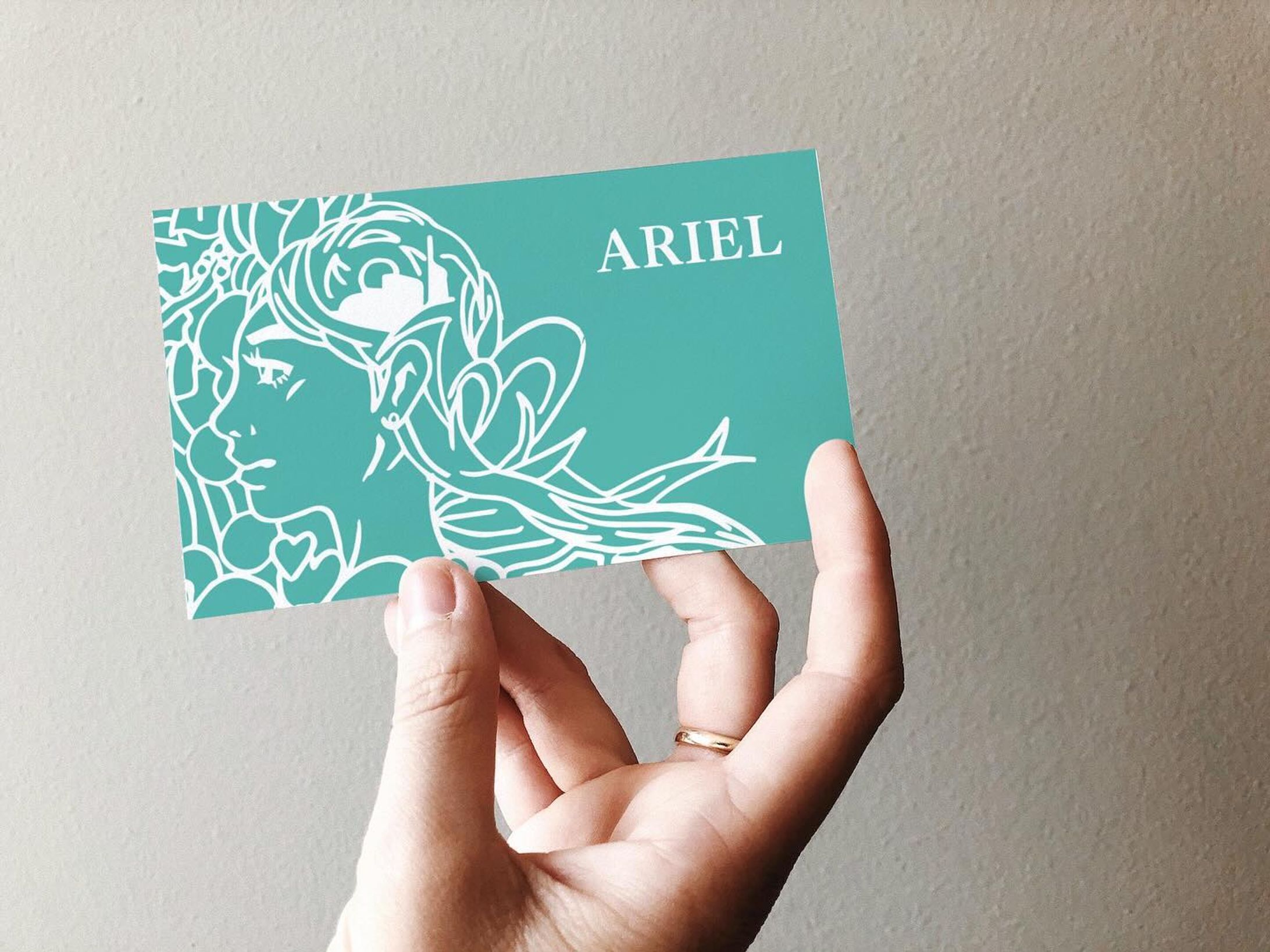 ・制作実績

『ARIEL dimple art Fukuoka』様の名刺を作成させていただきました🌟

篠崎さんのとってもカラフルで素敵な作品を
あえて白色のみで構成し、海🌊を連想するイメージカラーのエメラルドグリーンを背景に採用しました🌟

今回初めてディンプルアートを知った私は
意外と沢山の人がされてるのにびっくり😳
しかも、絵の具がすごく綺麗✨

私もいつか体験してみたいです✏️🌈

この度はご依頼ありがとうございました！🙇🏻‍♀️

ｰｰｰｰｰｰｰｰｰｰｰｰｰｰｰｰｰｰｰｰｰｰｰｰｰｰｰｰｰｰｰｰｰｰｰｰｰｰｰｰｰｰｰｰｰｰｰｰｰｰ
ディンプルアートとは、
車のフロントガラスの廃材から生まれた超透明絵の具のことでステンドグラスのようにツヤがあるのが特徴です🌈

お子さんからご年配の方まで気軽に楽しむことができる新しいアート🎨
気になる方は是非、一度体験されてみてください🤍

ｰｰｰｰｰｰｰｰｰｰｰｰｰｰｰｰｰｰｰｰｰｰｰｰｰｰｰｰｰｰｰｰｰｰｰｰｰｰｰｰｰｰｰｰｰｰｰｰｰｰ

その他デザインはこちらから↓
@umi.design___ 🌈

ｰｰｰｰｰｰｰｰｰｰｰｰｰｰｰｰｰｰｰｰｰｰｰｰｰｰｰｰ
#チラシ #チラシ制作 #チラシ制作承ります #ポスター #チラシデザイン #ポスターデザイン #グラフィックデザイン #チラシ作成 #チラシ作り #チラシ配り #チラシ集客 #チラシデザイナー #umi_design #チラシ配布 #チラシ広告  #フライヤー #フライヤー作成　#ディンプルアート #ディンプルアートインストラクター #ディンプルアート認定講師 #アート #名刺制作 #名刺 #ショップカード #ショップカードデザイン #ショップカード作成 #ショップカード印刷-1