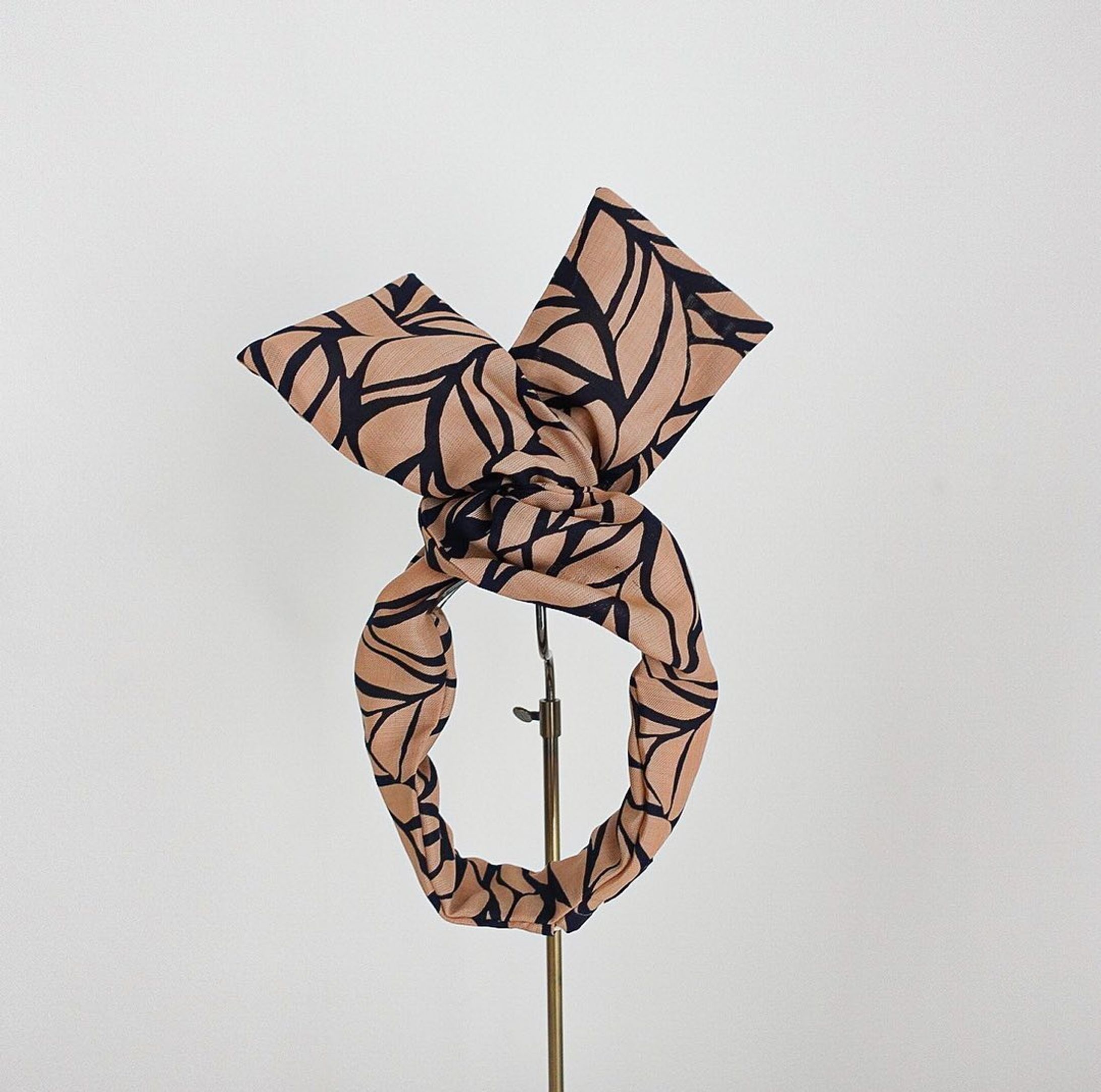 𝒔𝒌𝒊𝒏 𝒃𝒆𝒊𝒈𝒆 & 𝒏𝒂𝒗𝒚🫦

ドライタッチでさらっとした風合いと、麻のような表情を兼ね備えた天然ライクの生地です。
たっぷりの生地を使用したWワイド幅。
ベージュ&ネイビーの大胆な柄が素敵です。
綺麗めナチュラルなイメージでデイリー使いにも◎
合わせやすい柄とカラーでQPPA®︎が初めての方、
ご愛用者様からも合わせやすいと大人気です。
巻く人をあまり選ばないのでプレゼントにもおすすめです。
春夏はTシャツやロンパースなどシンプルなアイテムに程よいインパクトをプラスしてくれ、
秋はさらっとしたコートやジャケットに合わせても素敵です。

サイドはQPPA®︎オリジナルチャームがキラッと光り高級感をプラスしています。

※時期によりチャームのデザインが少し変更する場合がございます。 ご理解の程宜しくお願い致します。

5390yen（taxin）

✦ ✦ ✦ ✦ ✦ ✦ ✦ ✦ ✦ ✦ ✦ ✦ ✦ ✦ 
#キュッパ #着せ替えターバン  #ヨガ#ターバンアレンジ #ターバン #ターバンヘア #ターバンコーデ #ヘアアレンジ #ヘアアクセサリー #ヘアアクセ #ヘアバンド#海 #湘南スタイル  #茅ヶ崎 #ヘアケアグッズ #時短ヘアアレンジ #ワイヤーターバン #ミニマルライフ#creema#minne#時短おしゃれ#大人の身だしなみ#ナイトキャップ#お子様ナイトキャップ#時短#コスパ#ヘアケア #shonan#shonanlife#shonan_time-1