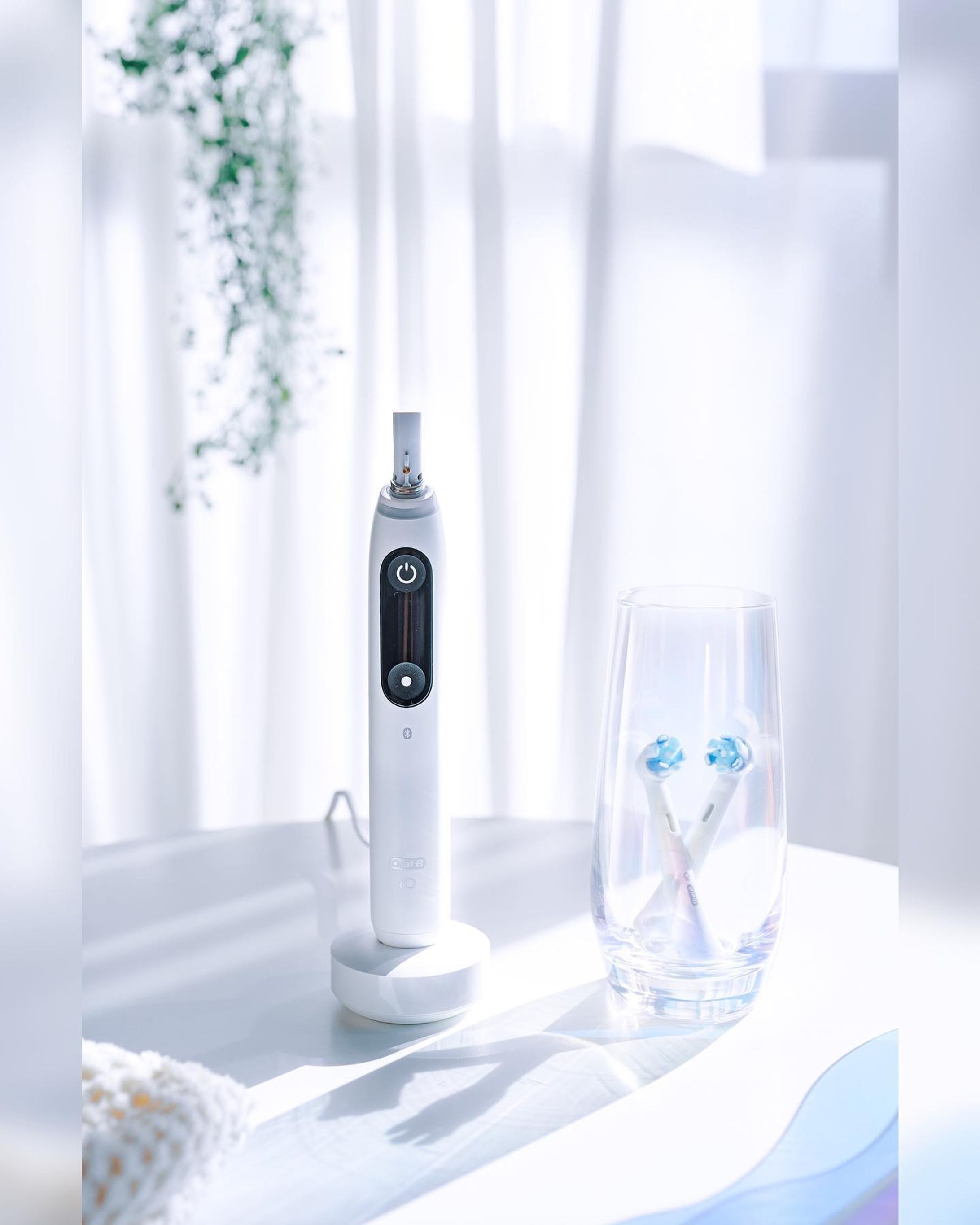 マジでよかった！！！！この電動歯ブラシ。

大人の #はみがきスイッチ もしっかりオンになったことを、ここにご報告します🙋‍♀️

娘の電動歯ブラシとともに、わたしの電動歯ブラシも新しいものに新調しました。

もうすごい感動ポイントが多すぎてもうすごいんだけど

まず先に伝えたい

歯の裏のスッキリ感が段違い！！

ハンドブラッシングじゃ絶対無理なスッキリ感。
歯科クリーニングに行った後みたいなスッキリ感は決して大袈裟じゃなかった。

歯垢除去力99.7%って書いてある数字、

😫あ、これほんとだったわ

って体感した。病みつきになるほどのスッキリ感。

で、さらにスワイプしてほしいんだけど

アプリ連動で磨き方をモニタリングしてAIが指導してくれるの・・・！

ちょっと力入れたら
力入れすぎ！ってアプリに怒られる👶

このAIが優秀で、高い制度で噛み合わせ面までも立体的に検知してリアルタイムにガイドしてくれる。

コロナで『細菌』について考える機会がグッと増えたと思うんだけど、

お口に残った細菌ってね、全身にそのまま行き渡ったときに色んな健康リスクを高めてしまう研究結果があるそう。

常在菌も沢山あるしいい菌悪い菌、さまざまな種類の菌があるのはもちろん知ってるけど、

子供ってめっちゃ色んなところ触ってそれを口にも入れたりするでしょう？

さらにマスクで口元に蓋をすることも多いわけで、

それが身体中を巡った時のこと想像したらゾッとしたわけなんです。

なのでオーラルケアにめっちゃ強い関心がある私。

お口って『体に色んなものを巡らせる入口』なわけだから、
入口は清潔に保ちたい。
オーラルケアって全身の健康の為にも大切な一歩かもと、
子供を育てていくうち強く思ったので

これ、超オススメ・・・！

とにかくスッキリ感がすごい・・・！！！

あ、もちろん充電式です。

早く旦那さんにもプレゼントしてあげたい🎁😇

ボーナスでたら😇

☑︎電動歯ブラシ BRAUN ／ ブラウン オーラルB iO7

提供/Special thanks
@cchannel_lemonsquare 
@oralb_jp 
P&Gジャパン合同会社

#ブラウンオーラルB #はみがきスイッチ #電動歯ブラシ #おうちで歯科クリーニング #cchan_girls #lemonsquare🍋-1