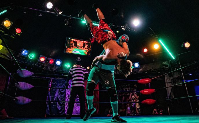 くじらさんの大きな身体から繰り広げられるボディスラムとMYWAY仕様のネオンスポットが合わさったら、もう勝ち確なのだよ。
2023.05.21 王子
#CaptainKujira 
#俺達のMYWAY