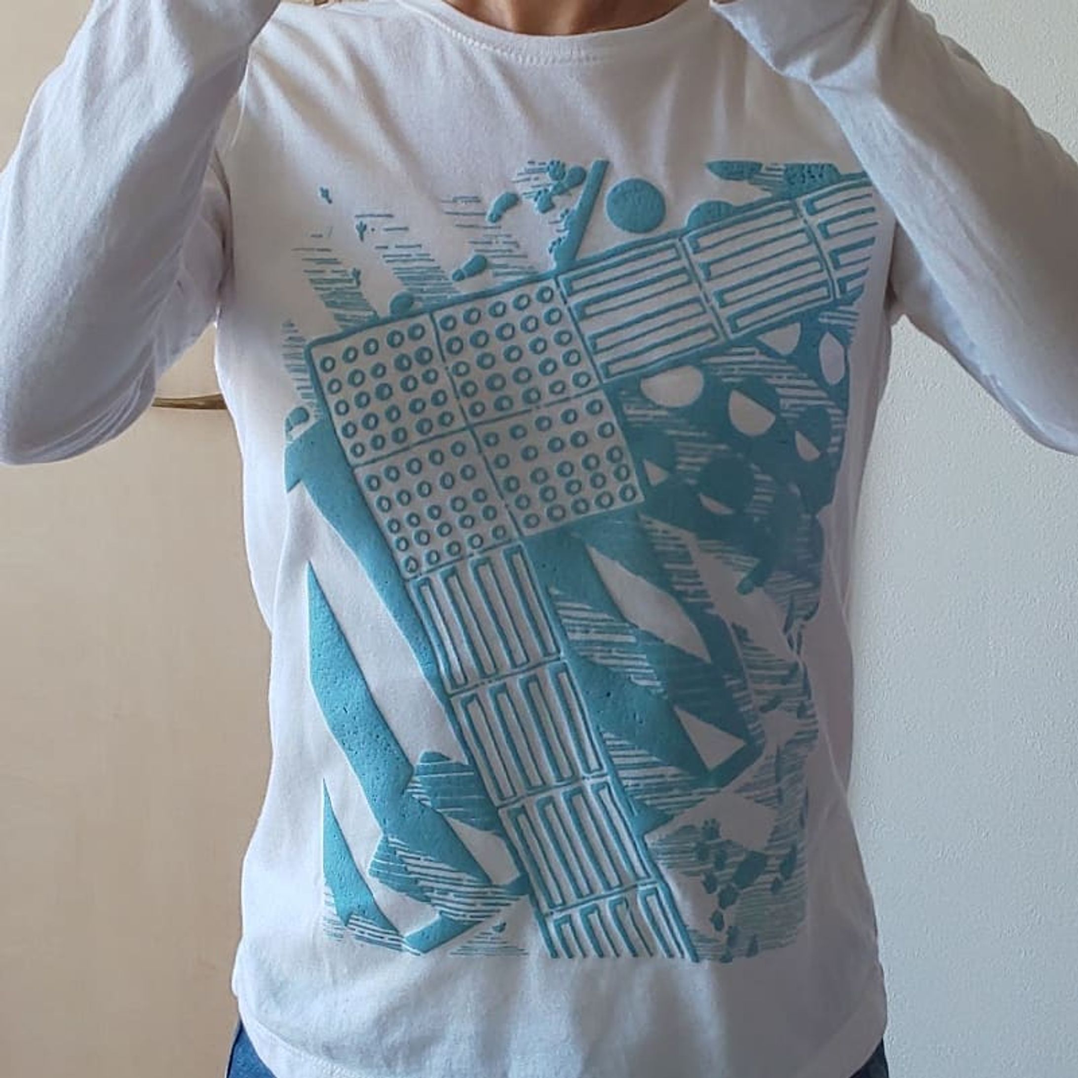 2019/5に制作したプリントです(服は無印良品の綿100%シャツ)。発泡インクを使用しています。

スライドした先にある濃い色の刷りが熱処理前ですので、結構色味が変わってますね。小さい頃に遊んだモコモコペンを思い出す、懐かしい仕上がりになりました。

今は着倒してプリント部分が大分壊れてきてます。ある意味この変化も特殊プリントの醍醐味です。

#手作り部 #染色 #プリント #スクリーンプリント #プリントtシャツ #シルクスクリーン #発泡 #横断歩道 #テキスタイル #ハンドメイド #2019-1