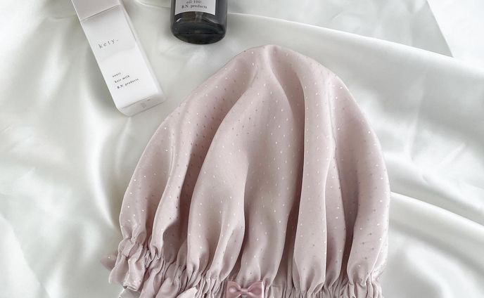 大人気日本製洗えるシルクのナイトキャップ🌙
人気のドットピンク🕊

上質でおしゃれ。心地良くお使いいただきたい💫
日本製に拘り制作しております。

淡いピンクの生地に光沢のあるドットが散りばめられています。

リボンはピンクまたはグレーからお選び下さい♡

プレゼントにも人気のデザインになります。

#ナイトキャップ #美髪 #プレゼント #贈り物 #ギフト #ギフトボックス #シルク #ヘアケア