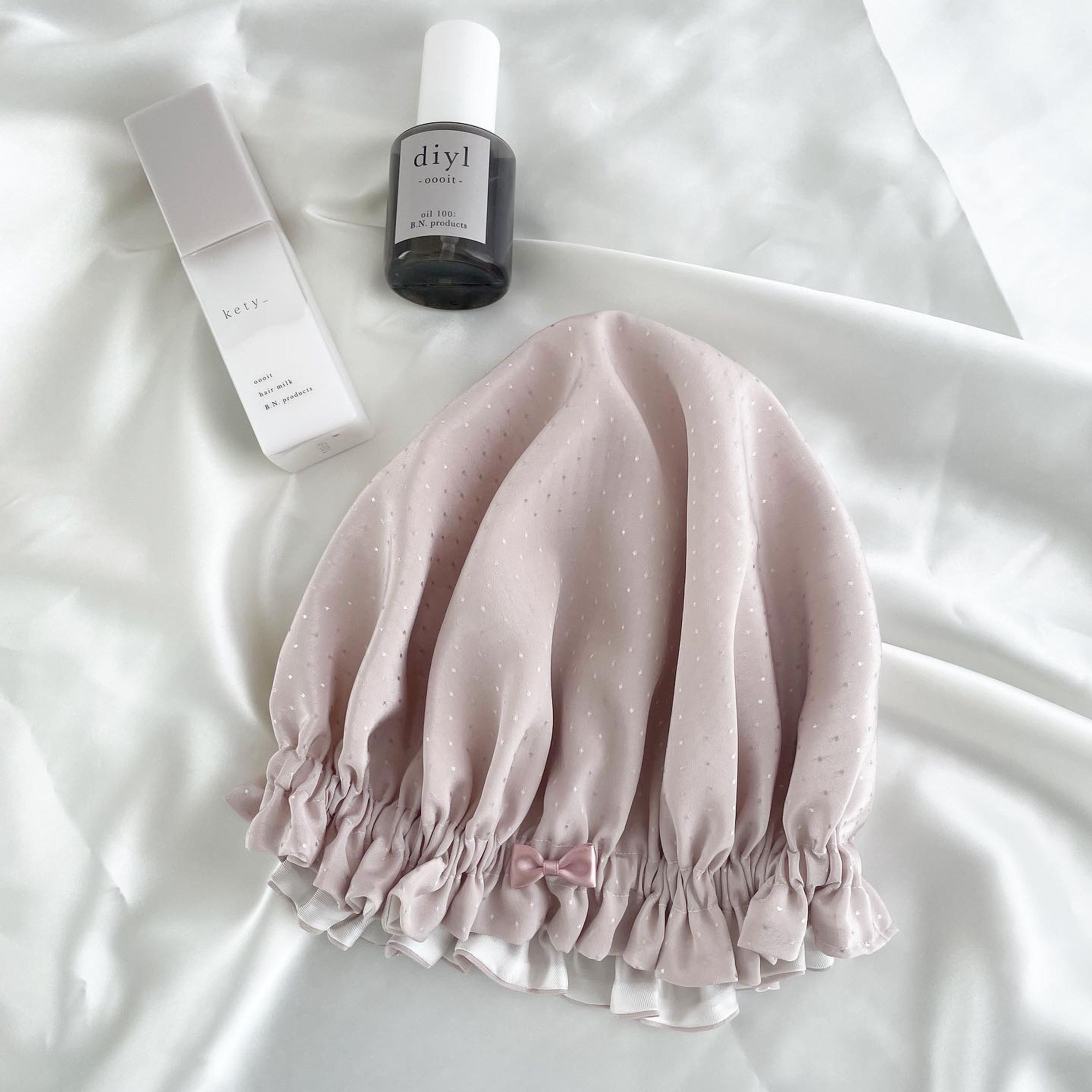 大人気日本製洗えるシルクのナイトキャップ🌙
人気のドットピンク🕊

上質でおしゃれ。心地良くお使いいただきたい💫
日本製に拘り制作しております。

淡いピンクの生地に光沢のあるドットが散りばめられています。

リボンはピンクまたはグレーからお選び下さい♡

プレゼントにも人気のデザインになります。

#ナイトキャップ #美髪 #プレゼント #贈り物 #ギフト #ギフトボックス #シルク #ヘアケア-1