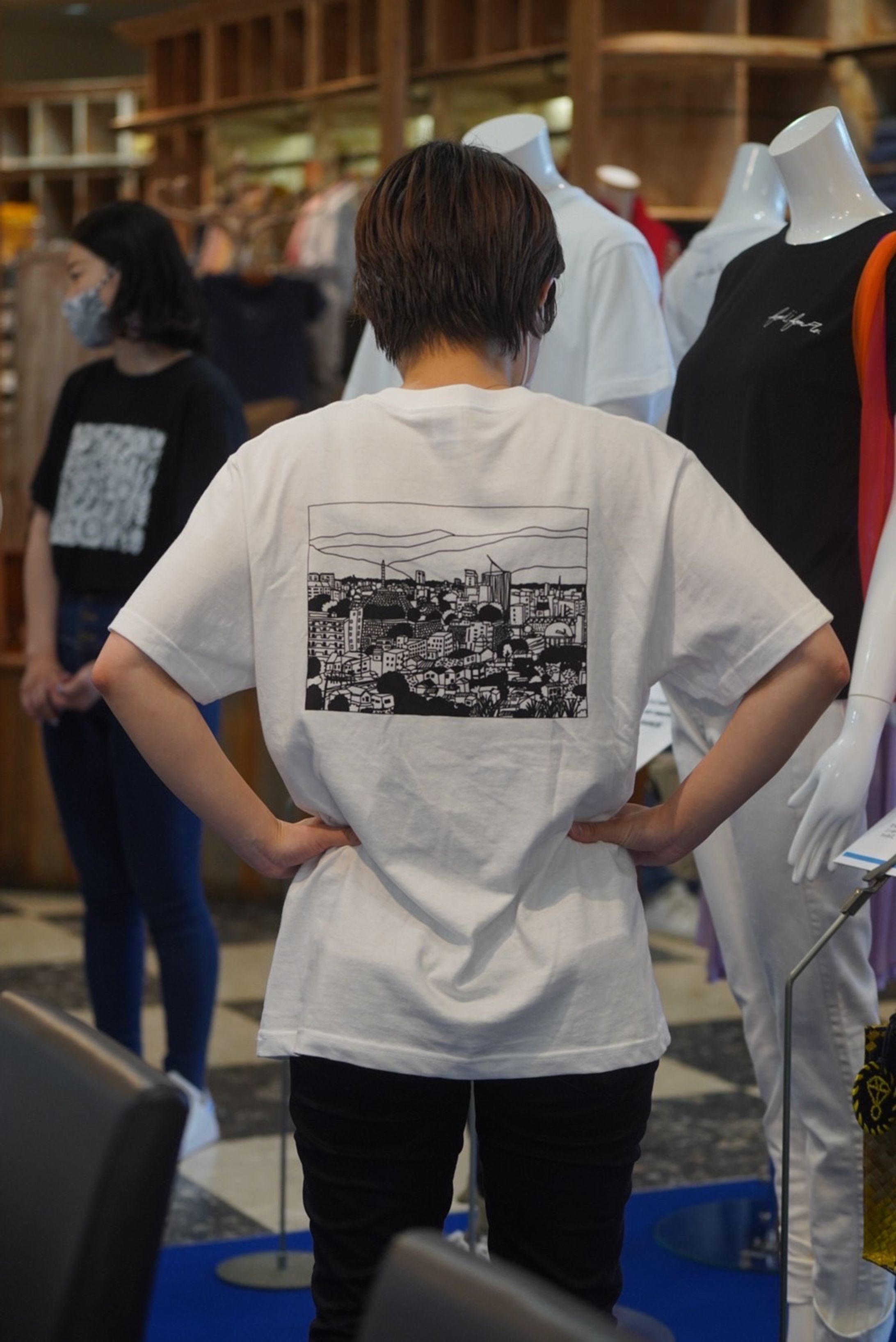 岡島百貨店　モモハナコラボチャリティーTシャツ-1