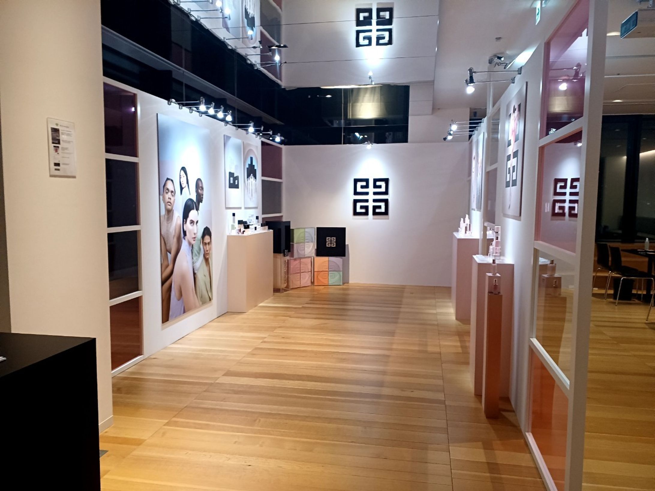 外資系コスメブランド 空間デザイン全般-1