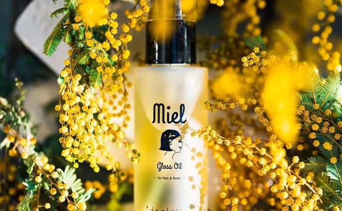 お外でも物撮り🙂

といっても、せいぜいマンションの中をうろつく程度だけれど。
それでも気持ちは晴れやかになります😌

スタイリングアイテムも持ち歩いてうろうろ。

お水で生けてたミモザがなんかあっという間にドライになってきた・・・！

これはこれでいいんだけど

ちょっと寂しい。

ライン使いしてるミエルシリーズの

☑︎ミエルグロスオイル　

ヘアスタイリストさんが考えた、
『髪に本当にいいもの』
がコンセプトの @idealseries 

使ってみて、そのコンセプトがブレずに伝わってくるミエルシリーズ。

オイルバームはワンカールのボブヘアはもちろん、韓国ヘアを作るときにもだいぶ重宝してるんだけど

セミウェットでヘルシーに仕上げたい時は、
束間とツヤ感をプラスしてくれるこのオイルがおすすめ。

まとめ髪の後れ毛に使うのもよかったんだけど、
ツヤ束感を長時間キープしてくれるし

このシリーズは植物由来の保湿成分だけで作られているから

そのままハンドやボディに伸ばしてもOK！

あたたかくなってきたので、
鎖骨にこっそり忍ばせてもセクシーです。

ラベンダーオレンジの爽やかな香り。

数量限定のローズマリーコラボもあって、
そっちの香りもすごく気になる❤︎

是非チェックしてみて❤︎

#idealseries #GARDEN #shampoo #styling #ヘアバーム #オイルバーム #ボブ #ボブヘア #ボブアレンジ #treatment #hairoil #プロモーション #シャンプー #ヘアケア  #サロン専売品 #トリートメント #ヘアオイル #スカルプケア #ヘアケア用品 #アウトバストリートメント #商品撮影 #ブツ撮り #花 #花のある暮らし #スタイリングフォト #アンバサダー募集