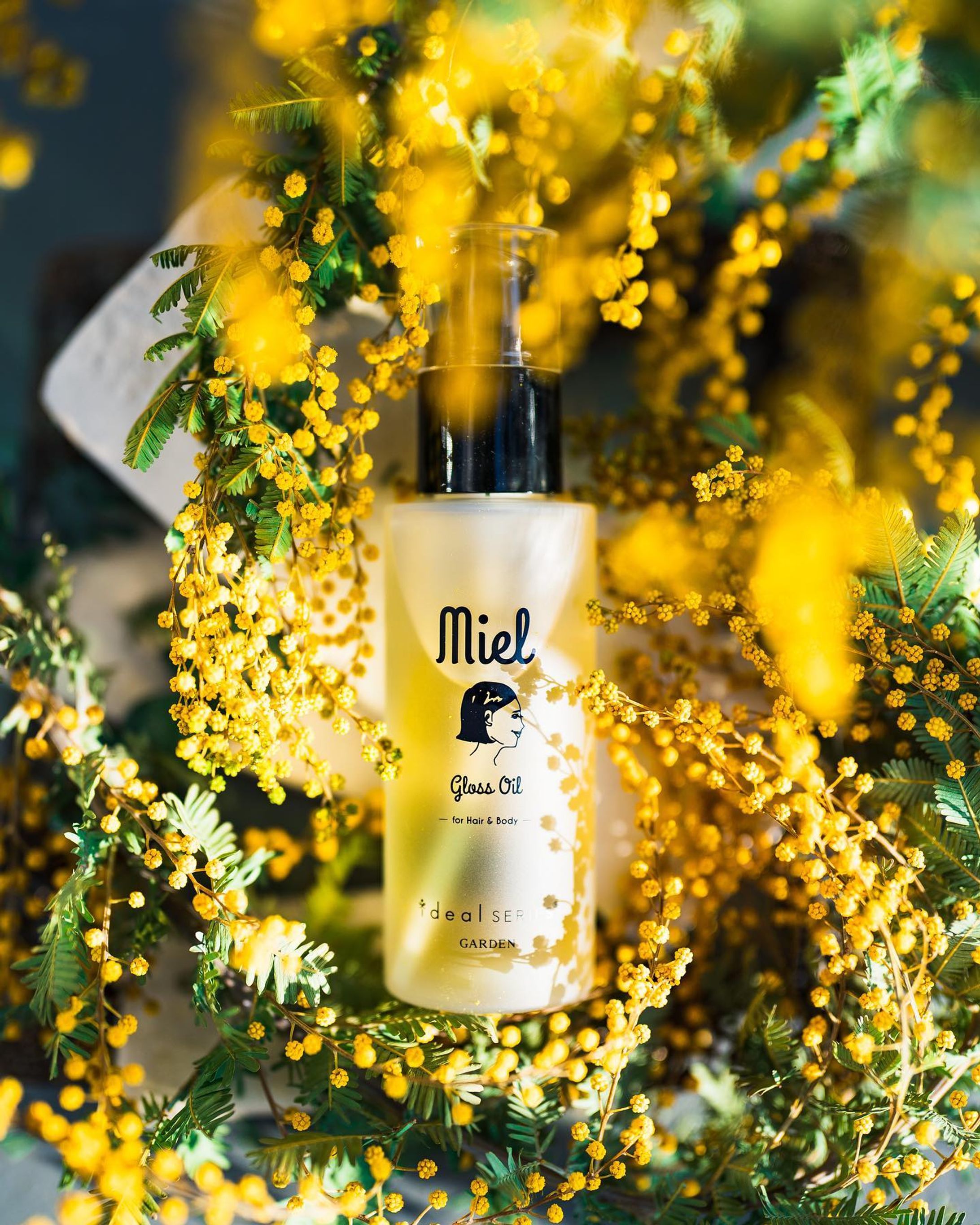 お外でも物撮り🙂

といっても、せいぜいマンションの中をうろつく程度だけれど。
それでも気持ちは晴れやかになります😌

スタイリングアイテムも持ち歩いてうろうろ。

お水で生けてたミモザがなんかあっという間にドライになってきた・・・！

これはこれでいいんだけど

ちょっと寂しい。

ライン使いしてるミエルシリーズの

☑︎ミエルグロスオイル　

ヘアスタイリストさんが考えた、
『髪に本当にいいもの』
がコンセプトの @idealseries 

使ってみて、そのコンセプトがブレずに伝わってくるミエルシリーズ。

オイルバームはワンカールのボブヘアはもちろん、韓国ヘアを作るときにもだいぶ重宝してるんだけど

セミウェットでヘルシーに仕上げたい時は、
束間とツヤ感をプラスしてくれるこのオイルがおすすめ。

まとめ髪の後れ毛に使うのもよかったんだけど、
ツヤ束感を長時間キープしてくれるし

このシリーズは植物由来の保湿成分だけで作られているから

そのままハンドやボディに伸ばしてもOK！

あたたかくなってきたので、
鎖骨にこっそり忍ばせてもセクシーです。

ラベンダーオレンジの爽やかな香り。

数量限定のローズマリーコラボもあって、
そっちの香りもすごく気になる❤︎

是非チェックしてみて❤︎

#idealseries #GARDEN #shampoo #styling #ヘアバーム #オイルバーム #ボブ #ボブヘア #ボブアレンジ #treatment #hairoil #プロモーション #シャンプー #ヘアケア  #サロン専売品 #トリートメント #ヘアオイル #スカルプケア #ヘアケア用品 #アウトバストリートメント #商品撮影 #ブツ撮り #花 #花のある暮らし #スタイリングフォト #アンバサダー募集-1