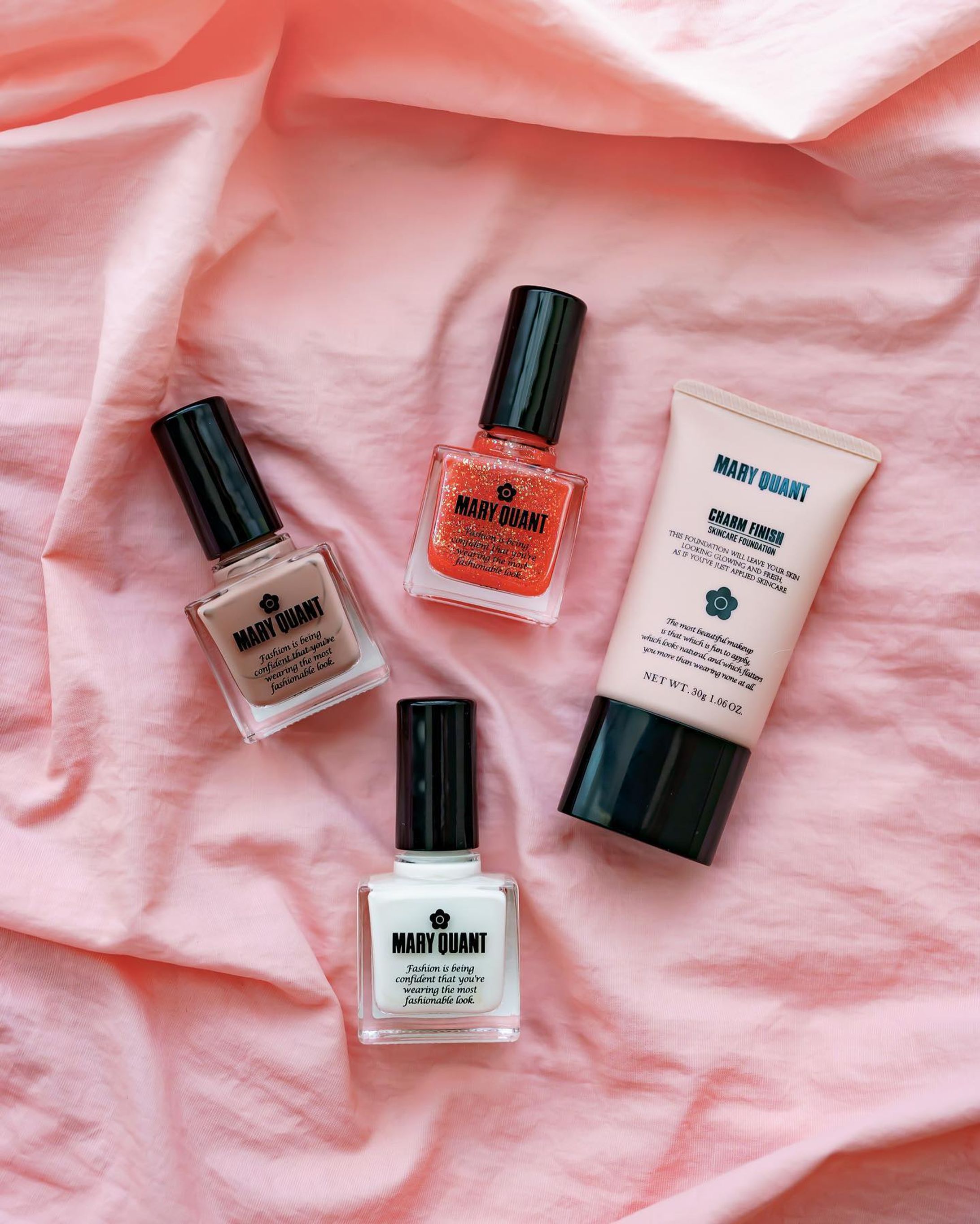 【マリークヮントの新作❤︎】

みんな大好きマリークヮントから、新作が続々と登場していて気分が上がらざるを得ない❤︎

☑︎ネイルポリッシュ

ファッションに合わせて楽しめる全52色のネイルポリッシュ。
乾くのも速いです。
私は今回『002 コーラルグリッター』『051 ピュアホワイト』『035 クリームグレージュ』を使ってみたのですが、
マットなカラーはムラになりにくく高発色。
ラメ感のあるコーラルグリッターは重ね塗りで華やかになるし使いやすかったです❤︎

☑︎チャームフィニッシュ
薬用ファンデーション。医薬部外品です。
01シルキーピンクを試してみました❤︎

ほんのりピンクをまとって、素肌に血色感をプラスしてくれます。塗り込むと薄づきで素肌みたいな軽やかな仕上がり。

潤い成分と美白有効成分が配合されていて、メイクしながらスキンケアが目指せそう❤︎

フェイスパウダーを最後に重ねるとふんわり仕上がります❤︎

パケも可愛くて見てるだけで女子力が高まる🥹

かわいい❤︎

#マリークヮント #MARYQUANT #ネイルポリッシュ #ネイル #チャームフィニッシュ #ファンデーション #スキンケアファンデーション #lemonsquare🍋 #ママコスメ #プレママ-1