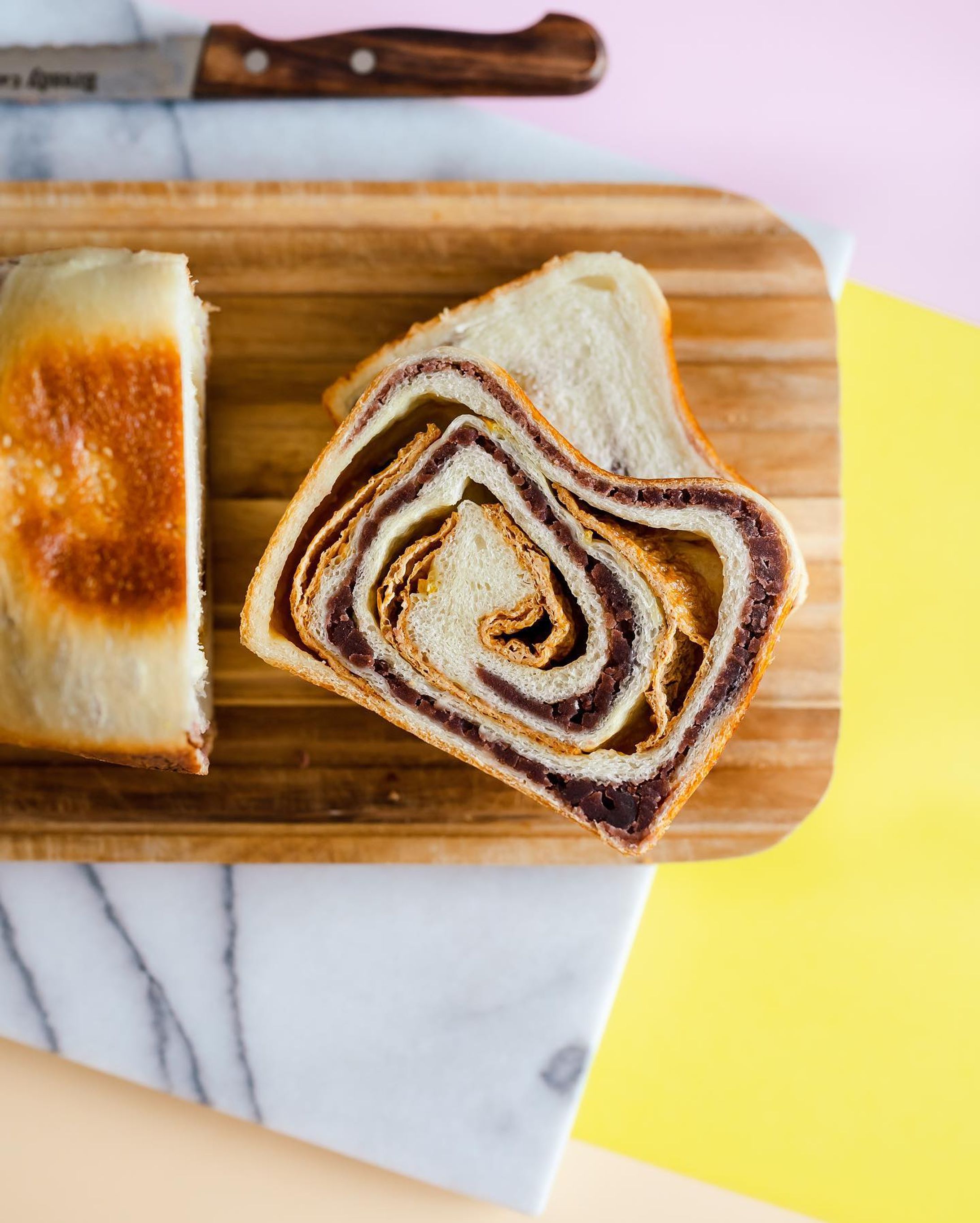 なんて綺麗な断面🍞

王子にある、
明治・大正から続くパンの老舗明治堂が手がける
『明壽庵(めいじゅあん)』で、
フルーツサンドと名物あん食パンをテイクアウト🍞

店員さんおすすめの

あずき明壽（あずき食パン）

も一緒に・・・❤︎

パンの耳が香ばしくて、あんこがまたパンに合う・・・

トーストしてバターを乗せて食べると、またさらにリッチで美味しい❤︎

あずき食パンもほんのり甘くって🥺

そのままでも、ハムとチーズで食べても美味しくてあっという間にペロリでした。

でね、フルーツサンドもテイクアウトしたんだけど

これがまた、うっっんまかたったから次POSTさせて下さい・・・🤗

☑︎明壽庵
東京都北区神谷1-25-6 関根ビル1階
営業時間  10:00～19:00
※水木定休
※パンが売り切れ次第終了

PR @meijuan_tokyo
#テイクアウトグルメ #フルーツあんサンド #あん食パン #老舗 #王子 #高級食パン #トリドリベース #テイクアウトスイーツ #お取り寄せグルメ #食パン #食パン専門店 #王子グルメ #東十条グルメ #東十条商店街 #王子ランチ #はなさやおすすめグルメ-1