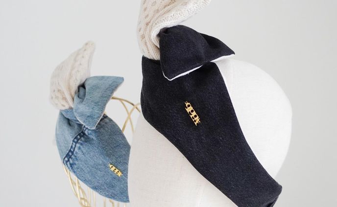 12/6 20:00〜
発売開始です🕊

▲ブルーデニムは
今回の入荷は1枚となります。

ヴィンテージライクな色落ち感が素敵なアップサイクルのブラックデニムとふわもち素材のアラン風ホワイトニットのカバー。

ブラックデニムは大人な雰囲気を出してくれるのでコーデに馴染みやすく、頼れるカバーになってくれると思います。

アップサイクルデニムを使用しているので、
1つとして同じデザインはございません。
また、バックにはデニムならではのベルトループを使いデザインを施しました。

#ターバン #ターバンアレンジ #身だしなみ #美髪 #retromood #vintagestyle #ヘアターバン #ターバン帽子 #ワイヤーターバン #湘南 #茅ヶ崎 #ヘアアクセサリー #qppa #キュッパ #着せ替えターバン #デニムターバン #アップサイクルファッション