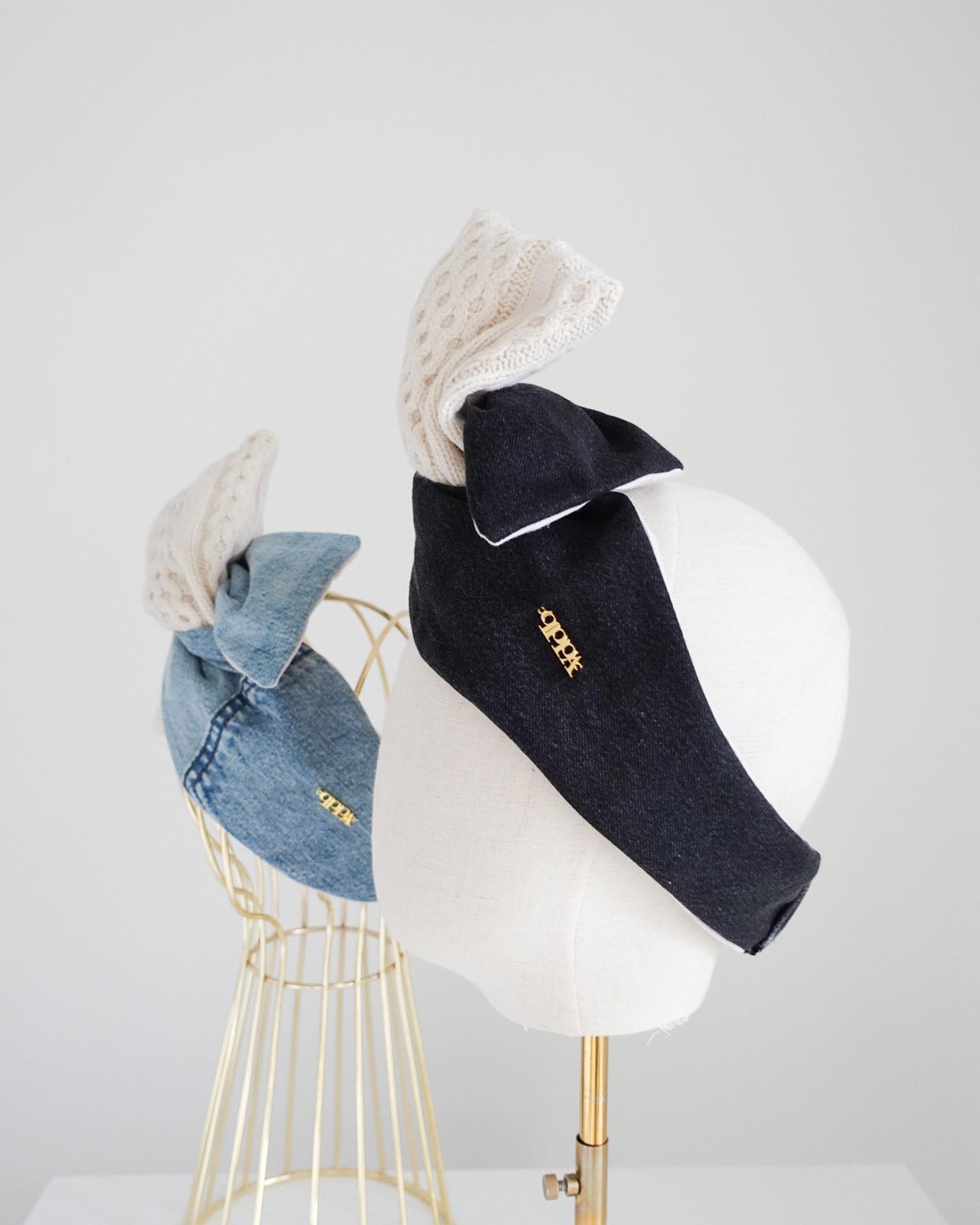 12/6 20:00〜
発売開始です🕊

▲ブルーデニムは
今回の入荷は1枚となります。

ヴィンテージライクな色落ち感が素敵なアップサイクルのブラックデニムとふわもち素材のアラン風ホワイトニットのカバー。

ブラックデニムは大人な雰囲気を出してくれるのでコーデに馴染みやすく、頼れるカバーになってくれると思います。

アップサイクルデニムを使用しているので、
1つとして同じデザインはございません。
また、バックにはデニムならではのベルトループを使いデザインを施しました。

#ターバン #ターバンアレンジ #身だしなみ #美髪 #retromood #vintagestyle #ヘアターバン #ターバン帽子 #ワイヤーターバン #湘南 #茅ヶ崎 #ヘアアクセサリー #qppa #キュッパ #着せ替えターバン #デニムターバン #アップサイクルファッション-1