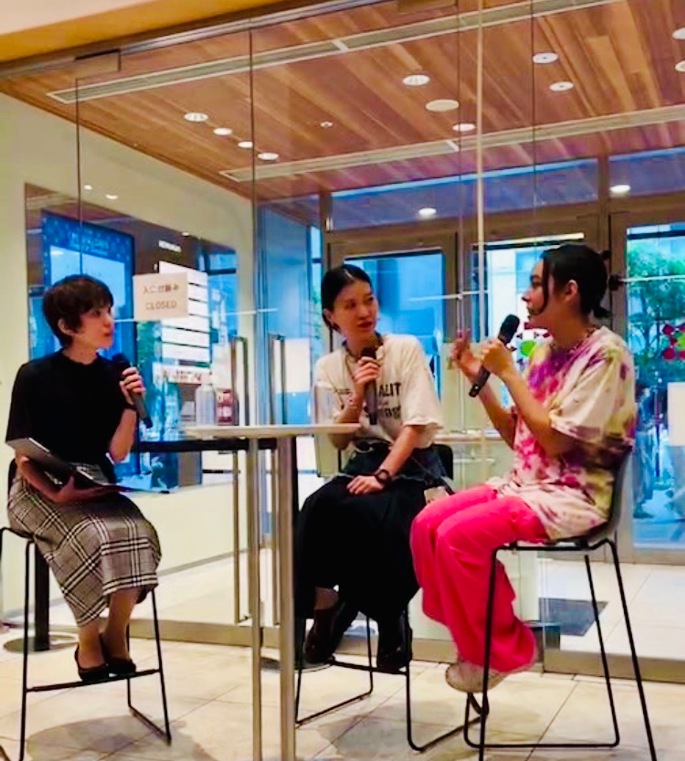 松野仁美さん×マイカ・ルブテさんトークショーで司会＆インタビュアー-1