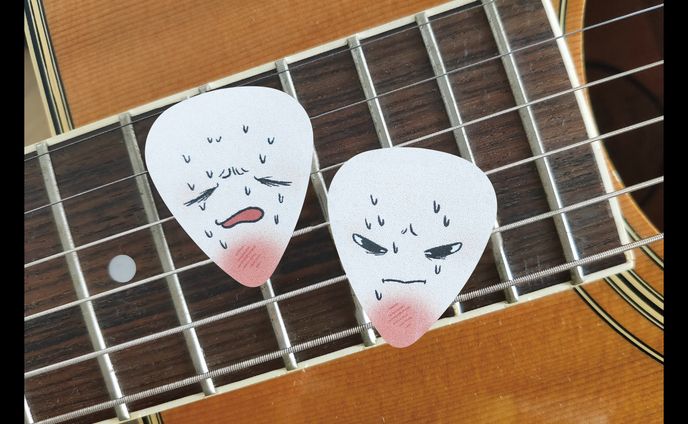 痛がってるギターピック