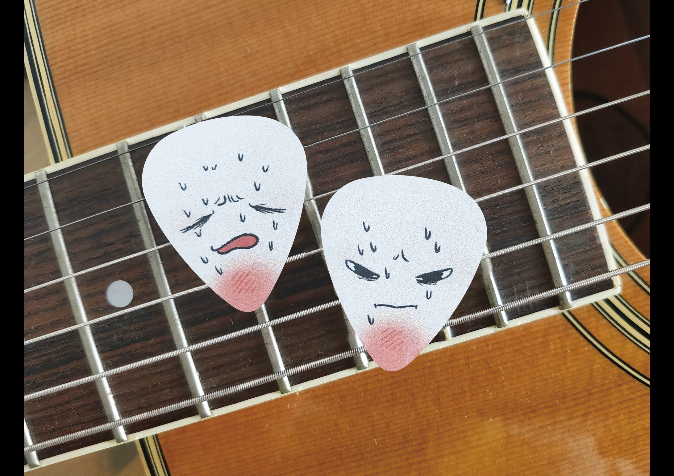 痛がってるギターピック-1