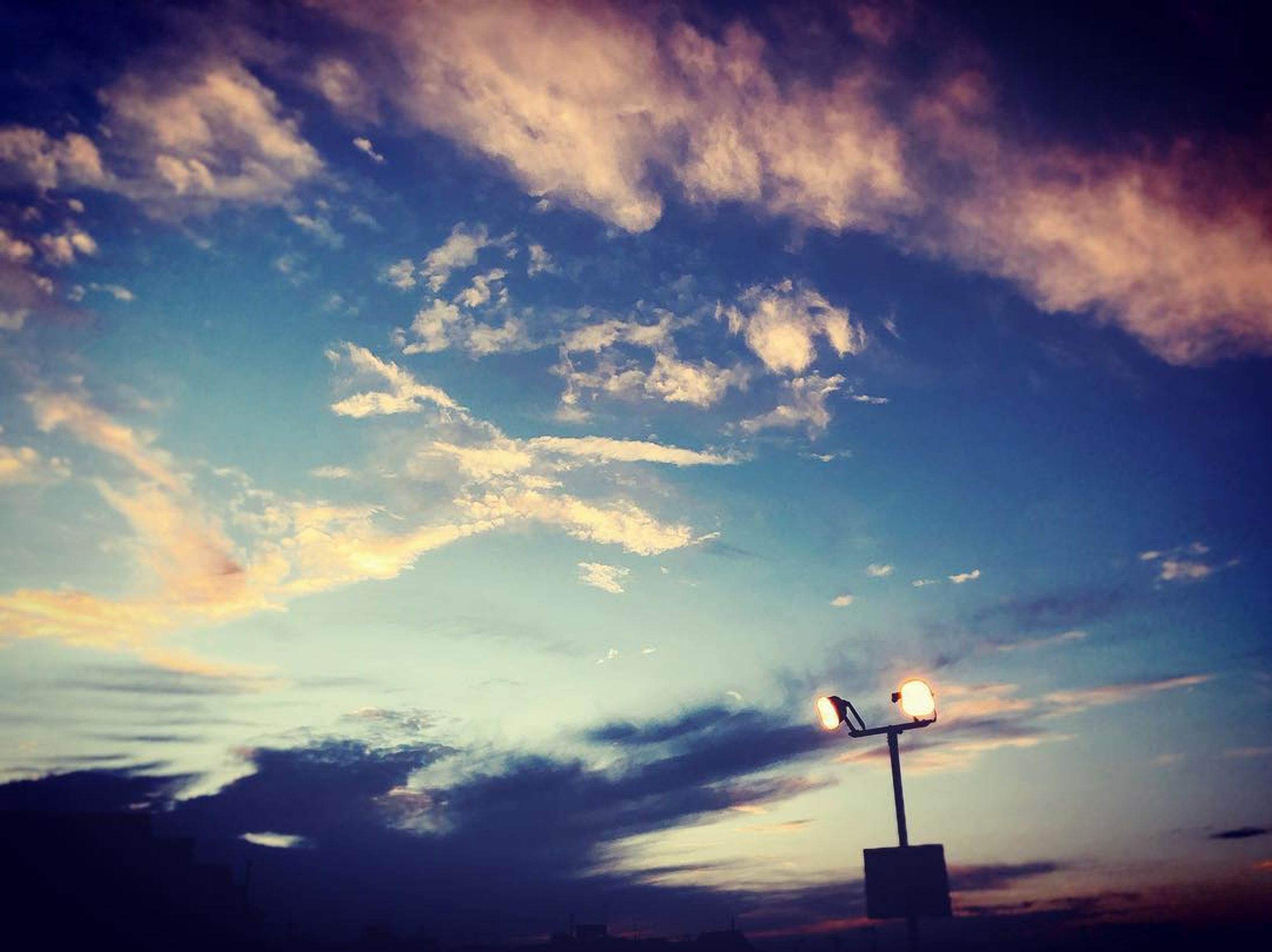 #sky#空#景色#phot#photooftheday #photography #夕焼け空#夕焼け雲
やっぱインスタフィルターがよきだよなあ。最近といえば20作記念の諸々でライダー熱に飲まれ過ぎてる。そしてやっぱ同士がいない。後もう直ぐキンハ3が出る事でわしが生き長らえられる。-1