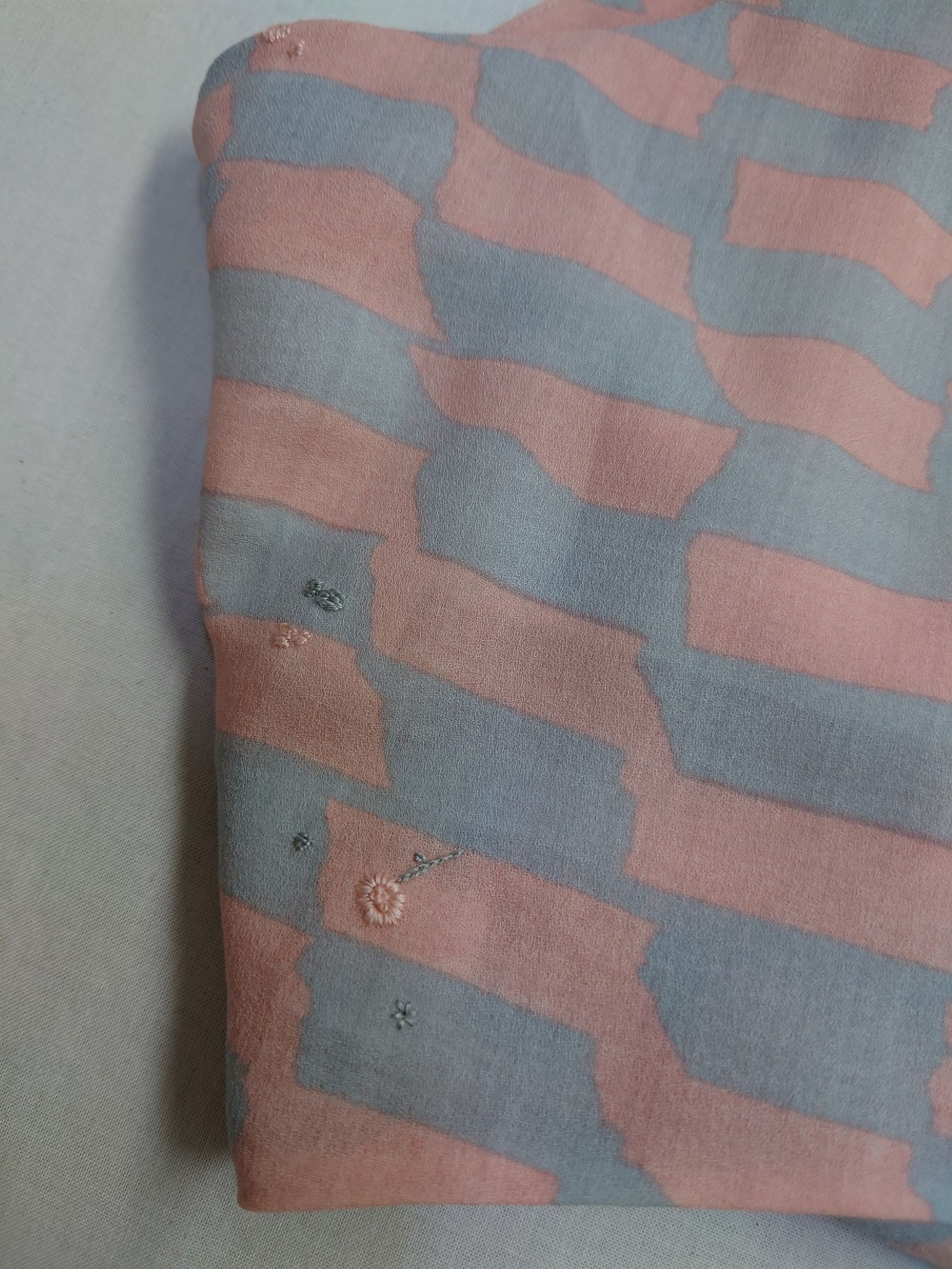 虫食い穴を刺繍で補修-1