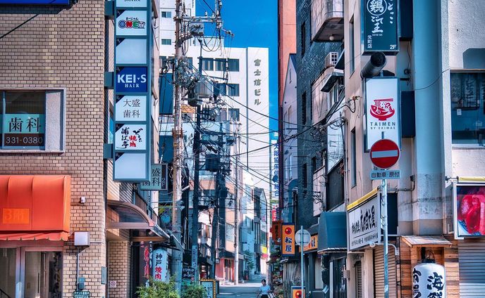 ドローン資格の勉強で先日ポートアイランドに行く前に朝活写真撮影

元町駅東口を出た北側の風景

ーーーーーーーーーーーー

ご覧頂きありがとうございます
気軽にフォローして貰えると嬉しいです！

Thank you for watching.
If you like it, please follow me.

▷ @takumapictures 

ーーーーーーーーーーーーーー

LOCATION：元町駅東口北側
CAMERA ：SONY a7Ⅳ
LENS：SONY FE24-70mm F2.8GM
FE：40mm
ISO：50
F値：F2.8
SS：1/1250

撮影のご依頼はDMから宜しくお願い致します

神戸写真家サークルメンバー
神戸写真家サークルで一緒に写真を撮りにいきませんか！？
只今メンバー募集中
▷ @kobephotographercircle 

#takumapictures 
#タクマピクチャーズ 
#sonya7iv 
#神戸観光 
#元町 
#神戸写真家サークル 
#風景写真 
#写真好きな人と繋がりたい 
#カメラ好きな人と繋がりたい 
#カメラ垢フォロバします 
#写真垢フォロバします 
#アニメのワンシーンのように 
#カメラ男子 
#カメラ女子 
#写真で伝えたい私の世界 
#ファインダー越しの私の世界 
#ファインダー越しの世界 
#キリトリセカイ 
#landscape #landscapephotography #japan #japantravel #sel2470gm #swarovski #sonyfe2470gm #alpha_newgeneration