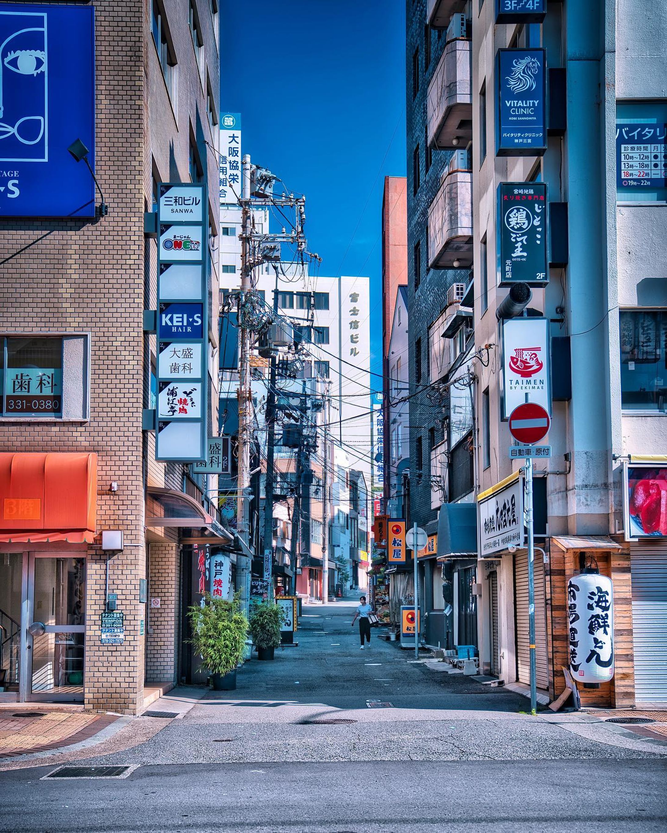 ドローン資格の勉強で先日ポートアイランドに行く前に朝活写真撮影

元町駅東口を出た北側の風景

ーーーーーーーーーーーー

ご覧頂きありがとうございます
気軽にフォローして貰えると嬉しいです！

Thank you for watching.
If you like it, please follow me.

▷ @takumapictures 

ーーーーーーーーーーーーーー

LOCATION：元町駅東口北側
CAMERA ：SONY a7Ⅳ
LENS：SONY FE24-70mm F2.8GM
FE：40mm
ISO：50
F値：F2.8
SS：1/1250

撮影のご依頼はDMから宜しくお願い致します

神戸写真家サークルメンバー
神戸写真家サークルで一緒に写真を撮りにいきませんか！？
只今メンバー募集中
▷ @kobephotographercircle 

#takumapictures 
#タクマピクチャーズ 
#sonya7iv 
#神戸観光 
#元町 
#神戸写真家サークル 
#風景写真 
#写真好きな人と繋がりたい 
#カメラ好きな人と繋がりたい 
#カメラ垢フォロバします 
#写真垢フォロバします 
#アニメのワンシーンのように 
#カメラ男子 
#カメラ女子 
#写真で伝えたい私の世界 
#ファインダー越しの私の世界 
#ファインダー越しの世界 
#キリトリセカイ 
#landscape #landscapephotography #japan #japantravel #sel2470gm #swarovski #sonyfe2470gm #alpha_newgeneration-1