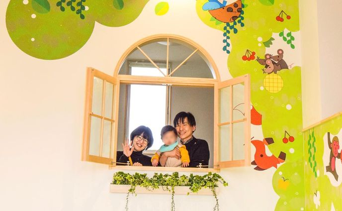 ＼news／
日本財団　難病の子どもと家族の拠点「幹らんど」の開所式&内覧会が行われました。

この度、和歌山市に建設された「幹らんど」のプロジェクトに携わらせていただき、吹き抜けの壁一面やバスルームに森をテーマにしたイラストレーションを制作させていただきました🌳✨☺️本日はその施設の開所式でした。

この空間は地域交流 cafeスペース(7月予定)として障がいのある人もない人も一緒に集える場所として利用していただける場所となります。2Fは多目的・宿泊室・ワークスペースなど様々な活用ができ、相談室では誰でも専門的な相談が可能です。
.
.
.
本日の開所式では幹様や市長、日本財団の皆様によるテープカットが行われ、音楽隊の皆さまの生演奏や子どもたちによるダンスの催し物で子どもから大人まで大盛り上がりのイベントとなりました！
たくさんの人が出入りしていましたが、みんなの笑い声が建物全体に広がっていて、とても開放的で幸せな空間でした 😊今後カフェとしても運用されるのがとても楽しみです。
.
.
また、恐縮ながら自分たちが描いたイラストへの温かいお言葉をたくさんいただきありがとうございました。

一般社団法人幹の皆さまの掲げられる『笑顔の瞬間』という言葉のように、私たちもイラストを通してみんなに笑顔になってもらえたらと思い絵を描いてきましたので、この場の皆様と関われたこと本当に嬉しく思います。

この度は『幹らんど』完成おめでとうございます！
.
.
難病の子どもと家族の拠点「幹らんど」
ーーーーーーーーーーーーー

Architecture : ジェミニ設計
( @nishine_hiro )
Illustration : ロシトロカ
Client：一般社団法人幹
( @miki.zaitaku )

ーーーーーーーーーーーーー
日本財団( nippon_foundation )
.
.
Today, the opening ceremony & preview of MIKIRANDO, the Nippon Foundation's base for children with intractable diseases and their families, was held.

We have been involved in the project of "MIKIRANDO" in Wakayama City and created illustrations with a forest theme on the walls of the atrium and in the bathrooms 🌳✨☺️This day was the opening ceremony of the facility.

This space will be used as a community exchange cafe space (scheduled for July) where people with and without disabilities can gather together.
The second floor can be used for various purposes such as multipurpose, accommodation, workspace, etc. The consultation room is available for professional consultation for anyone.

We also thank you for the many warm words of appreciation for the illustrations we drew.

We have been drawing pictures hoping to bring smiles to everyone's faces through our illustrations, and we are very happy to have been able to be involved with everyone at this event.

Congratulations on the completion of "MIKI  RANDO"!
.
.
.
.
#ロシトロカ #lositoloca
#イラスト #イラストレーション#illust #illustration #illustrator #illustrationworks #animal #animalillustration #幹はうす #幹らんど #ジェミニ設計 #壁画 #福祉施設 #日本財団 #住宅 #建築物 #wallart #sitespecific #mural #forestillustration