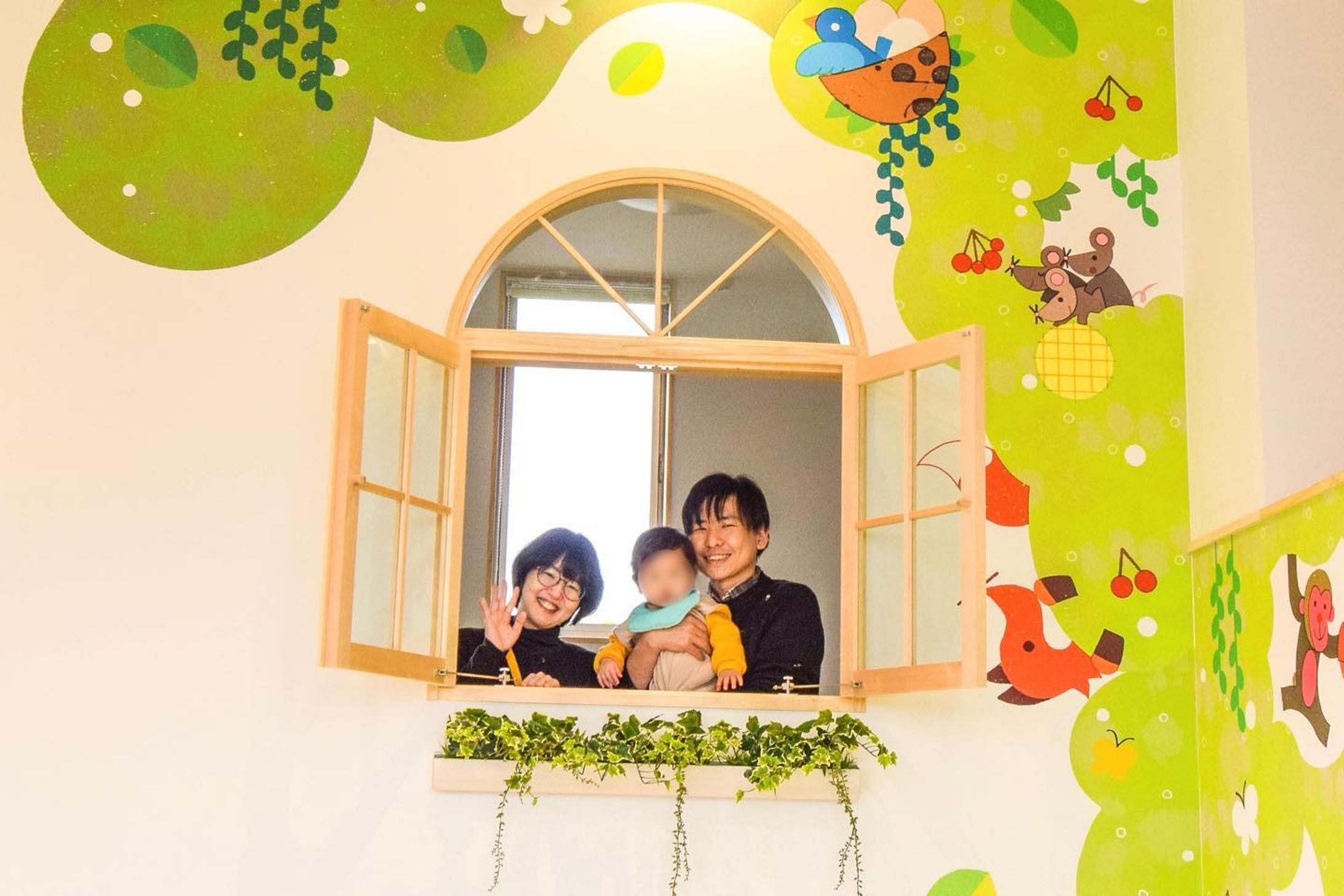 ＼news／
日本財団　難病の子どもと家族の拠点「幹らんど」の開所式&内覧会が行われました。

この度、和歌山市に建設された「幹らんど」のプロジェクトに携わらせていただき、吹き抜けの壁一面やバスルームに森をテーマにしたイラストレーションを制作させていただきました🌳✨☺️本日はその施設の開所式でした。

この空間は地域交流 cafeスペース(7月予定)として障がいのある人もない人も一緒に集える場所として利用していただける場所となります。2Fは多目的・宿泊室・ワークスペースなど様々な活用ができ、相談室では誰でも専門的な相談が可能です。
.
.
.
本日の開所式では幹様や市長、日本財団の皆様によるテープカットが行われ、音楽隊の皆さまの生演奏や子どもたちによるダンスの催し物で子どもから大人まで大盛り上がりのイベントとなりました！
たくさんの人が出入りしていましたが、みんなの笑い声が建物全体に広がっていて、とても開放的で幸せな空間でした 😊今後カフェとしても運用されるのがとても楽しみです。
.
.
また、恐縮ながら自分たちが描いたイラストへの温かいお言葉をたくさんいただきありがとうございました。

一般社団法人幹の皆さまの掲げられる『笑顔の瞬間』という言葉のように、私たちもイラストを通してみんなに笑顔になってもらえたらと思い絵を描いてきましたので、この場の皆様と関われたこと本当に嬉しく思います。

この度は『幹らんど』完成おめでとうございます！
.
.
難病の子どもと家族の拠点「幹らんど」
ーーーーーーーーーーーーー

Architecture : ジェミニ設計
( @nishine_hiro )
Illustration : ロシトロカ
Client：一般社団法人幹
( @miki.zaitaku )

ーーーーーーーーーーーーー
日本財団( nippon_foundation )
.
.
Today, the opening ceremony & preview of MIKIRANDO, the Nippon Foundation's base for children with intractable diseases and their families, was held.

We have been involved in the project of "MIKIRANDO" in Wakayama City and created illustrations with a forest theme on the walls of the atrium and in the bathrooms 🌳✨☺️This day was the opening ceremony of the facility.

This space will be used as a community exchange cafe space (scheduled for July) where people with and without disabilities can gather together.
The second floor can be used for various purposes such as multipurpose, accommodation, workspace, etc. The consultation room is available for professional consultation for anyone.

We also thank you for the many warm words of appreciation for the illustrations we drew.

We have been drawing pictures hoping to bring smiles to everyone's faces through our illustrations, and we are very happy to have been able to be involved with everyone at this event.

Congratulations on the completion of "MIKI  RANDO"!
.
.
.
.
#ロシトロカ #lositoloca
#イラスト #イラストレーション#illust #illustration #illustrator #illustrationworks #animal #animalillustration #幹はうす #幹らんど #ジェミニ設計 #壁画 #福祉施設 #日本財団 #住宅 #建築物 #wallart #sitespecific #mural #forestillustration-1