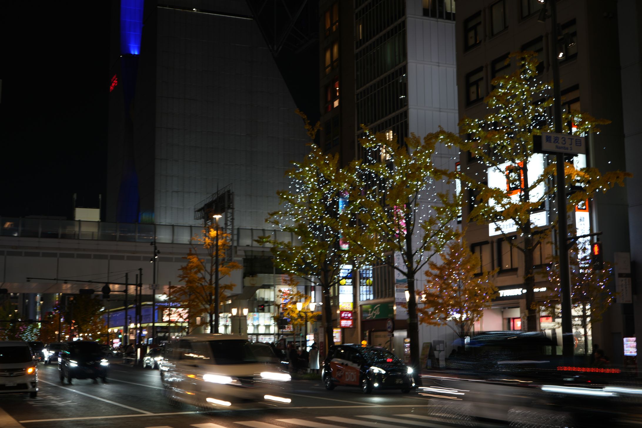 夜の難波を照らす御堂筋-1