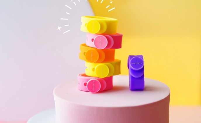 【デスクに可愛くないものいっこも置きたくない】

これは昔からそう。
たとえボールペンひとつとっても、
自分がかわいい！って思ったものしか持ちたくないし置きたくない。

ケーブルバンドとかケーブルとかって可愛くないものの最たるものだったんだけど、 @motteru_enjoy はほんとかわいくて
かつ機能性抜群な安心の日本メーカーなので忖度なしに大好き。

これ、なんでかわかんないけど埃がつきにくい。
超しなやかでつかいやすいし、カラフルなので見分けやすくて何本あっても不自由しないケーブルバンド。

わたしは割とパステルカラーやビビットカラーが好きだけど、みんな大好きくすみカラーやペールトーンのカラーのものなど多種多様です。

とにかくかわいい💖

#デスクツアー #デスク周り #ガジェット好き #ガジェット女子 #在宅ワークママ #文房具好き