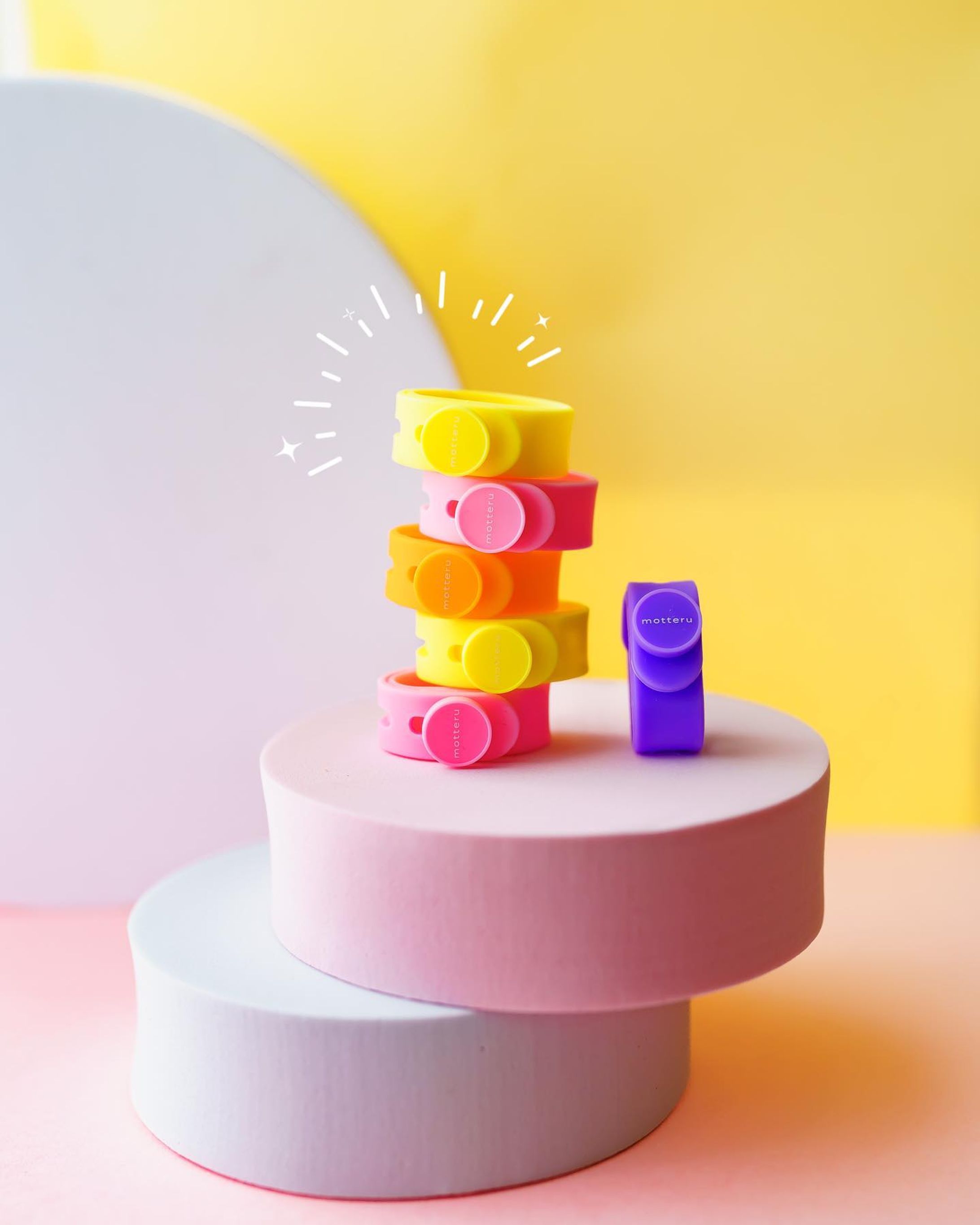 【デスクに可愛くないものいっこも置きたくない】

これは昔からそう。
たとえボールペンひとつとっても、
自分がかわいい！って思ったものしか持ちたくないし置きたくない。

ケーブルバンドとかケーブルとかって可愛くないものの最たるものだったんだけど、 @motteru_enjoy はほんとかわいくて
かつ機能性抜群な安心の日本メーカーなので忖度なしに大好き。

これ、なんでかわかんないけど埃がつきにくい。
超しなやかでつかいやすいし、カラフルなので見分けやすくて何本あっても不自由しないケーブルバンド。

わたしは割とパステルカラーやビビットカラーが好きだけど、みんな大好きくすみカラーやペールトーンのカラーのものなど多種多様です。

とにかくかわいい💖

#デスクツアー #デスク周り #ガジェット好き #ガジェット女子 #在宅ワークママ #文房具好き-1