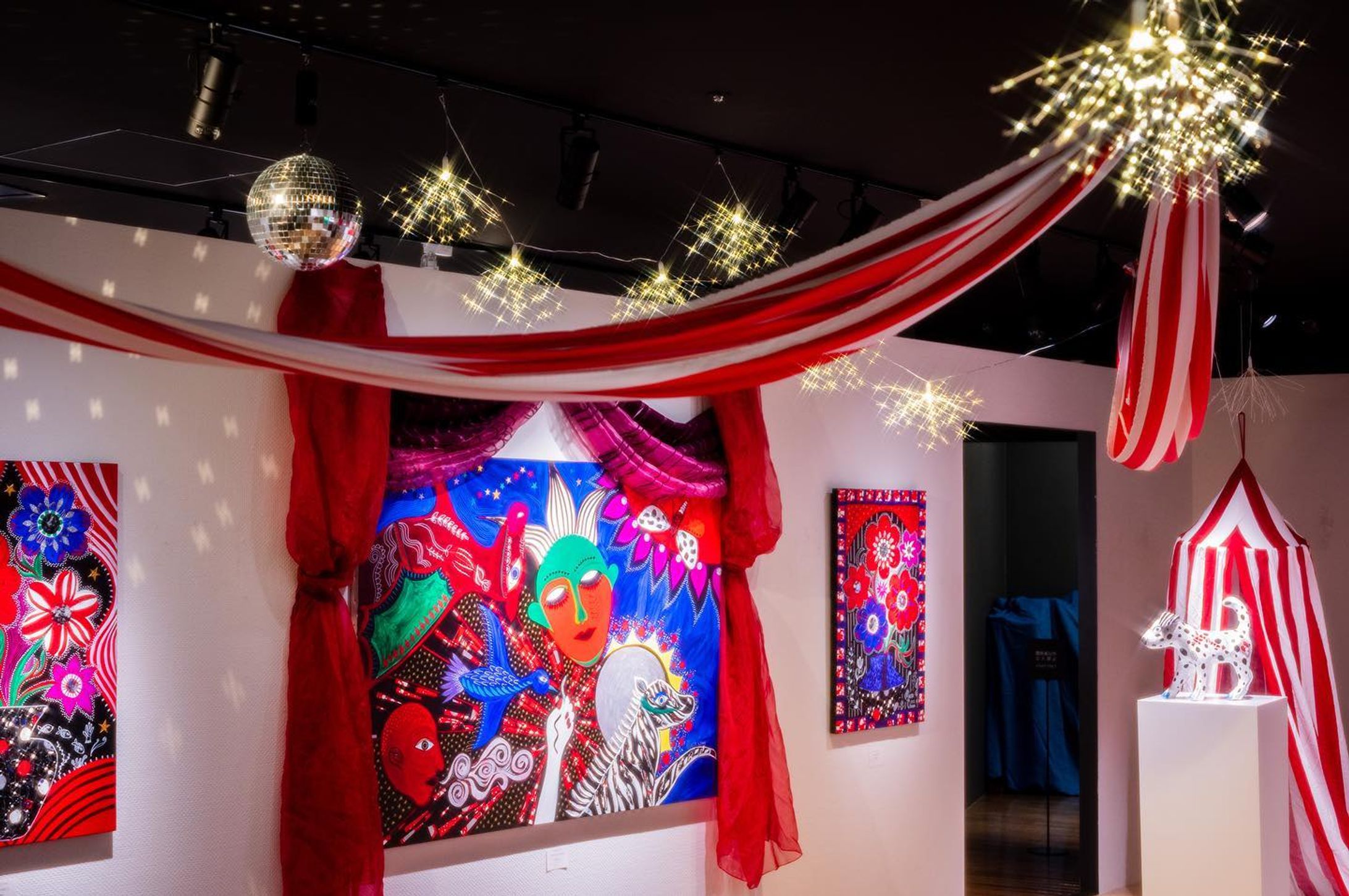 【GINZA SIXで現在開催中】大沢愛・内藤瑶子 二人展　「MIDNIGHT CIRCUS」
会期: 11/24（木）～30（水）
会場 : Artglorieux of TOKYO (GINZASIX 5F)

皆さまのおかげで初個展のデビューからちょうど丸2年目の今日 無事二人展の初日を迎える事が出来ました✨21年の渋谷ヒカリエでの個展、22年の松坂屋上野の個展と比べても今回の会場のアートディレクションはテーマ通りの「midnight circus」を作り上げることが出来ました✨アールグロリューの天井がブラックなので、星のような電飾を浮かべて布を使ってサーカスのような雰囲気を再現したインスタレーションとなっています🎪

撮影はもちろんOK！
11/30までのこの展示を是非お楽しみください♪

#大沢愛 #manaosawa #artcontemporain #modernart #artcollector #artgallery #acrylicpainting #painting  #collageartwork #illustration #artstagram #artlovers #visualart #contemporaryart #mixedmedia #ミクストメディア #绘画 #当代艺术 #現代アート #현대예술 #アートコレクター#naiveart #selftaughtartist #womanartists #アネモネ #サーカス  #primitive #ginzasix #アールグロリュー #Artglorieux-1